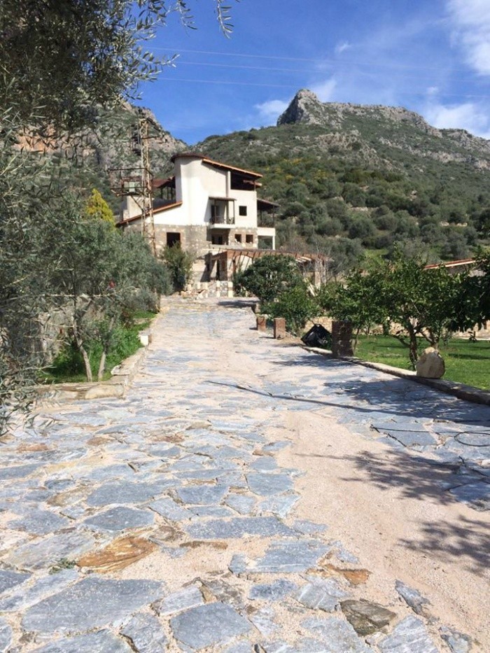 ОТДЕЛЬНАЯ ВИЛЛА ИЗ КАМНЯ С ЧАСНЫМ УЧАСТКОМ ПЛОЩАДЬЮ 4680 М2 В СЕЛЬЧУК.