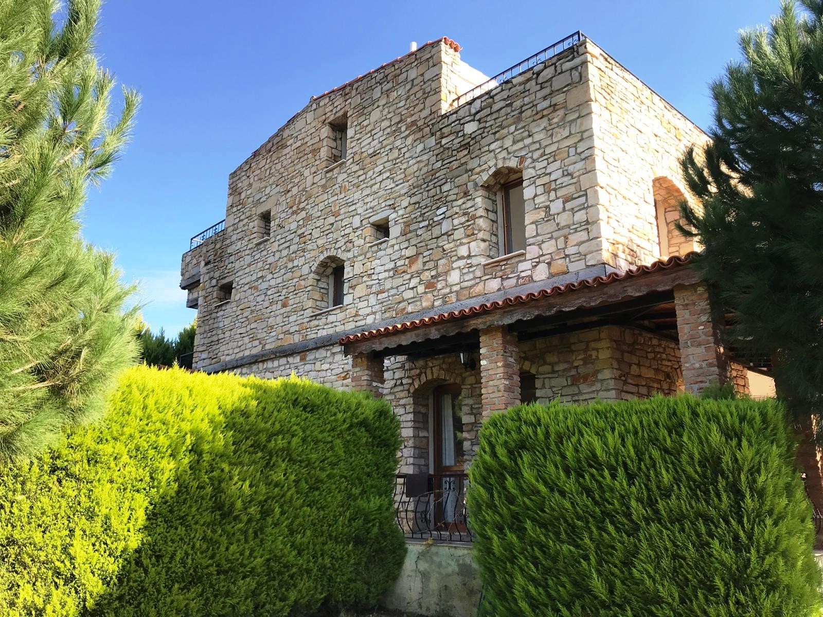 РОСКОШНАЯ ОТДЕЛЬНАЯ ВИЛЛА ИЗ КАМНЯ С ЧАСТНЫМ БАССЕЙНОМ В КУШАДАСЫ.