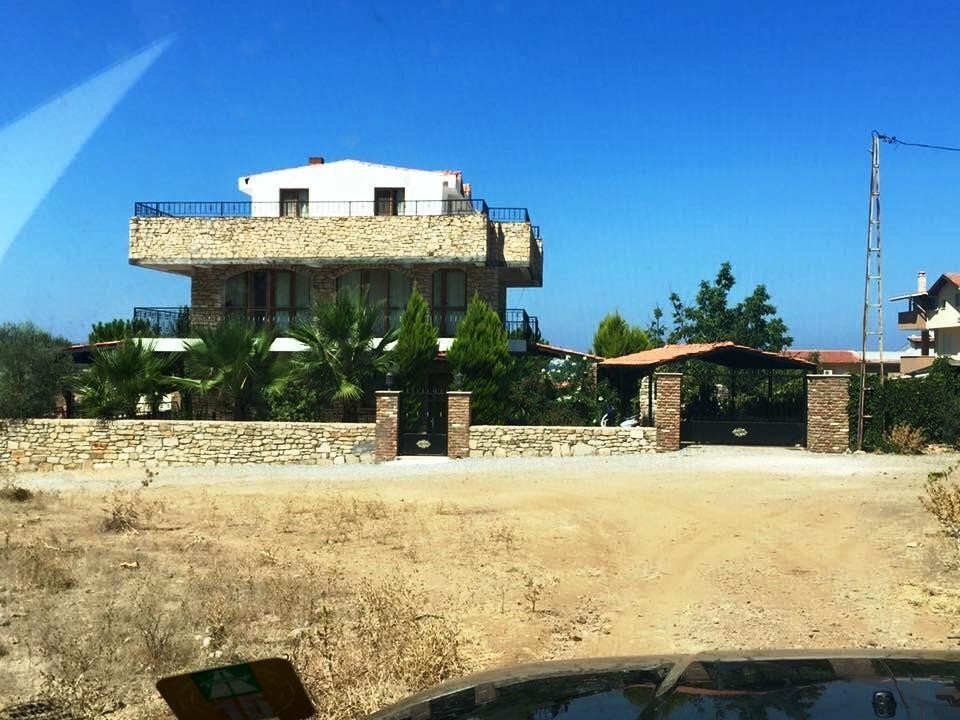 РОСКОШНАЯ ОТДЕЛЬНАЯ ВИЛЛА ИЗ КАМНЯ С ЧАСТНЫМ БАССЕЙНОМ В КУШАДАСЫ.