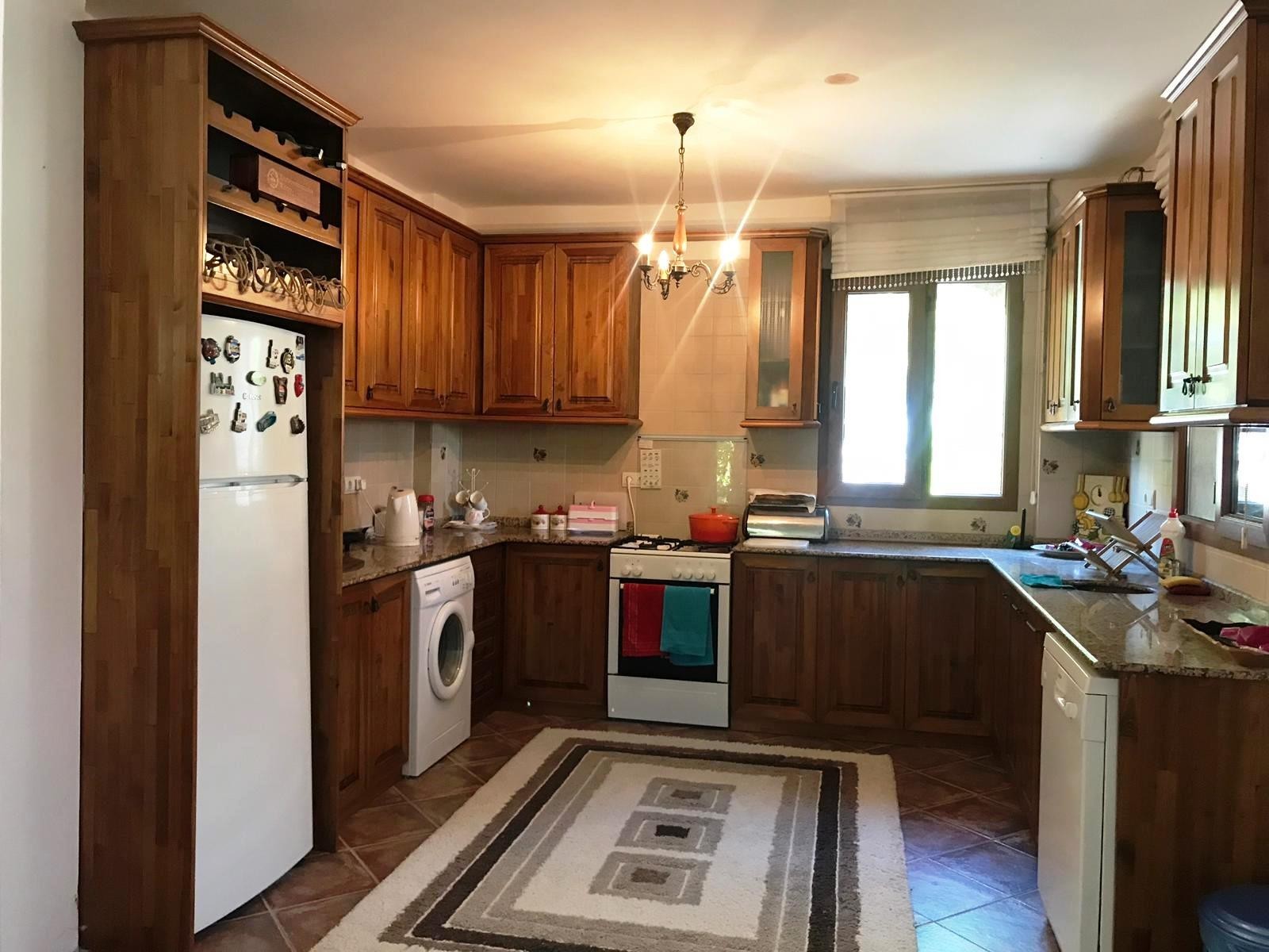 РОСКОШНАЯ ОТДЕЛЬНАЯ ВИЛЛА ИЗ КАМНЯ С ЧАСТНЫМ БАССЕЙНОМ В КУШАДАСЫ.