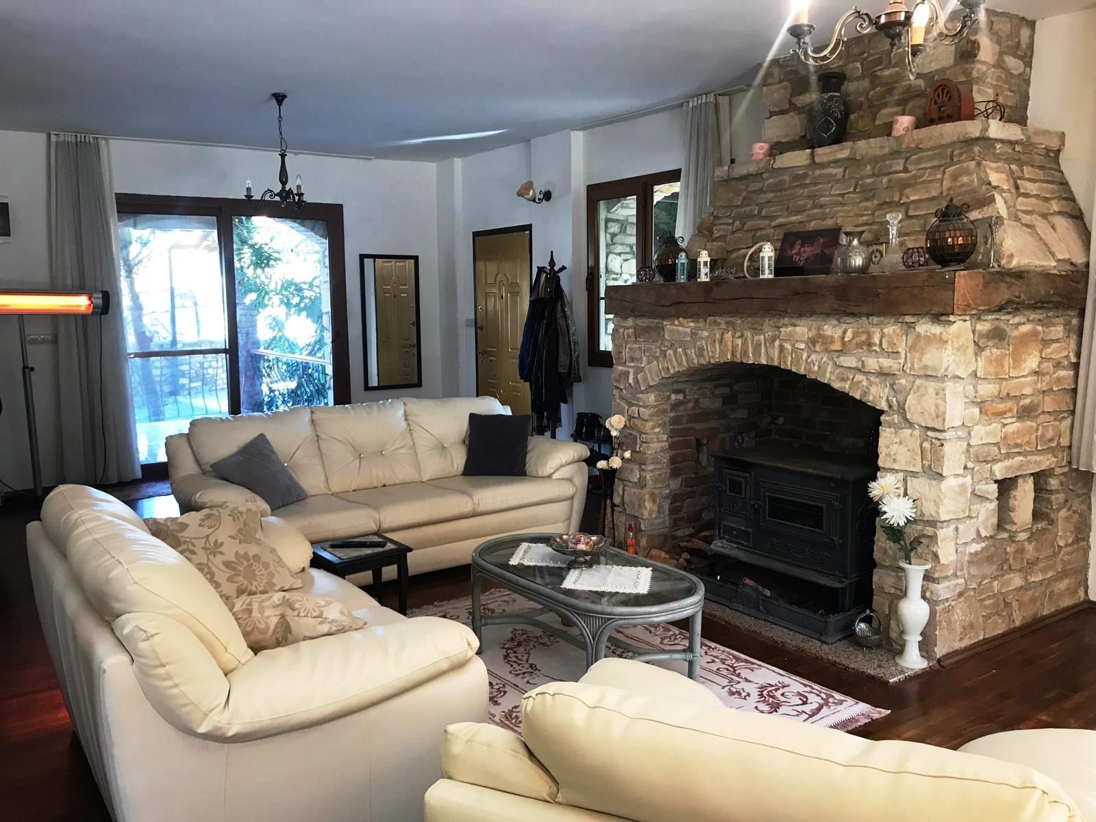 РОСКОШНАЯ ОТДЕЛЬНАЯ ВИЛЛА ИЗ КАМНЯ С ЧАСТНЫМ БАССЕЙНОМ В КУШАДАСЫ.