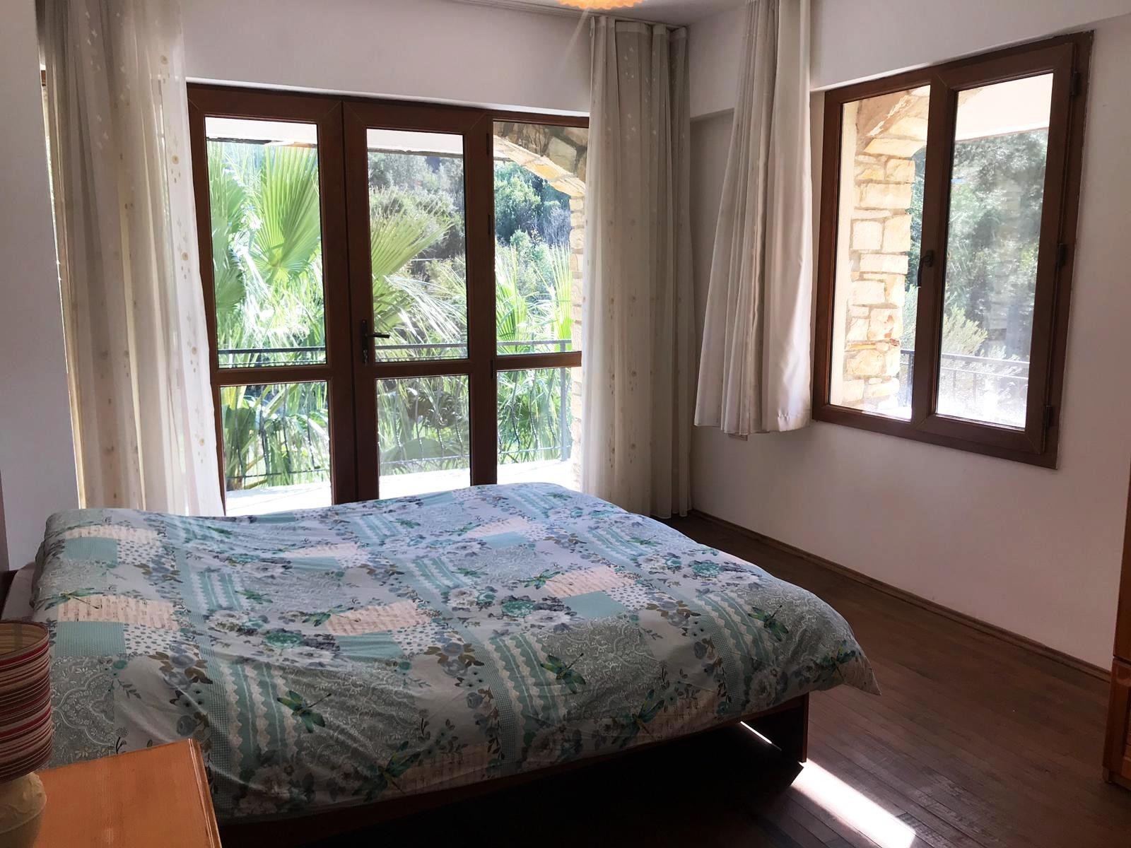 РОСКОШНАЯ ОТДЕЛЬНАЯ ВИЛЛА ИЗ КАМНЯ С ЧАСТНЫМ БАССЕЙНОМ В КУШАДАСЫ.