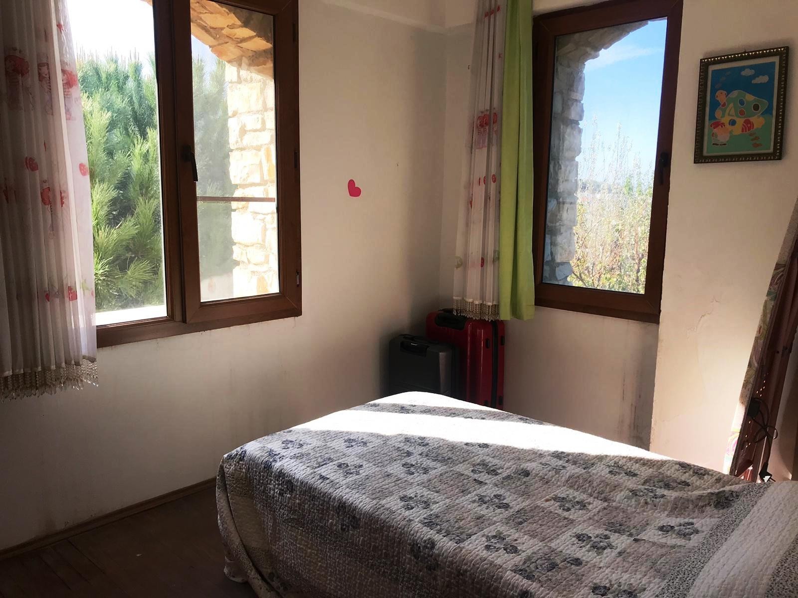 РОСКОШНАЯ ОТДЕЛЬНАЯ ВИЛЛА ИЗ КАМНЯ С ЧАСТНЫМ БАССЕЙНОМ В КУШАДАСЫ.