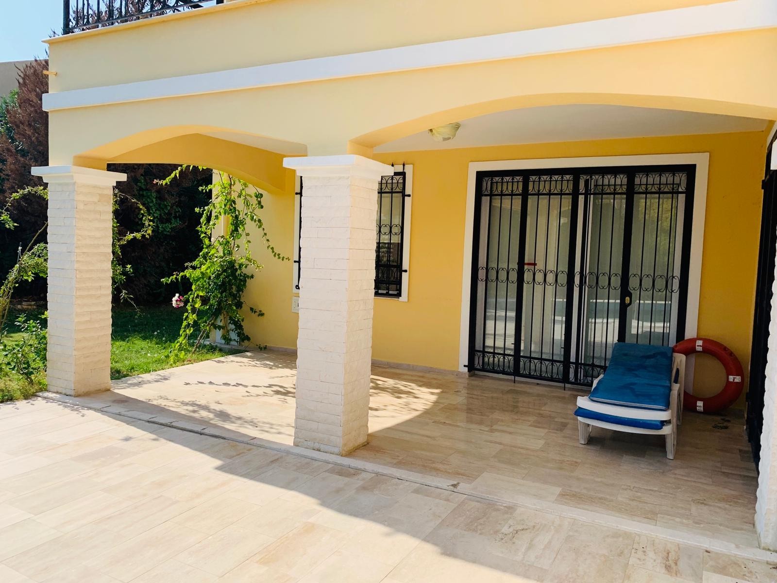 РОСКОШНАЯ ОТДЕЛЬНАЯ ВИЛЛА С ЧАСТНЫМ УЧАСТКОМ ПЛОЩАДЬЮ 1200 М2 В КУШАДАСЫ.