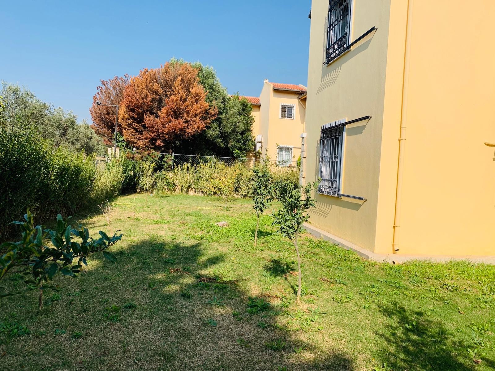 РОСКОШНАЯ ОТДЕЛЬНАЯ ВИЛЛА С ЧАСТНЫМ УЧАСТКОМ ПЛОЩАДЬЮ 1200 М2 В КУШАДАСЫ.