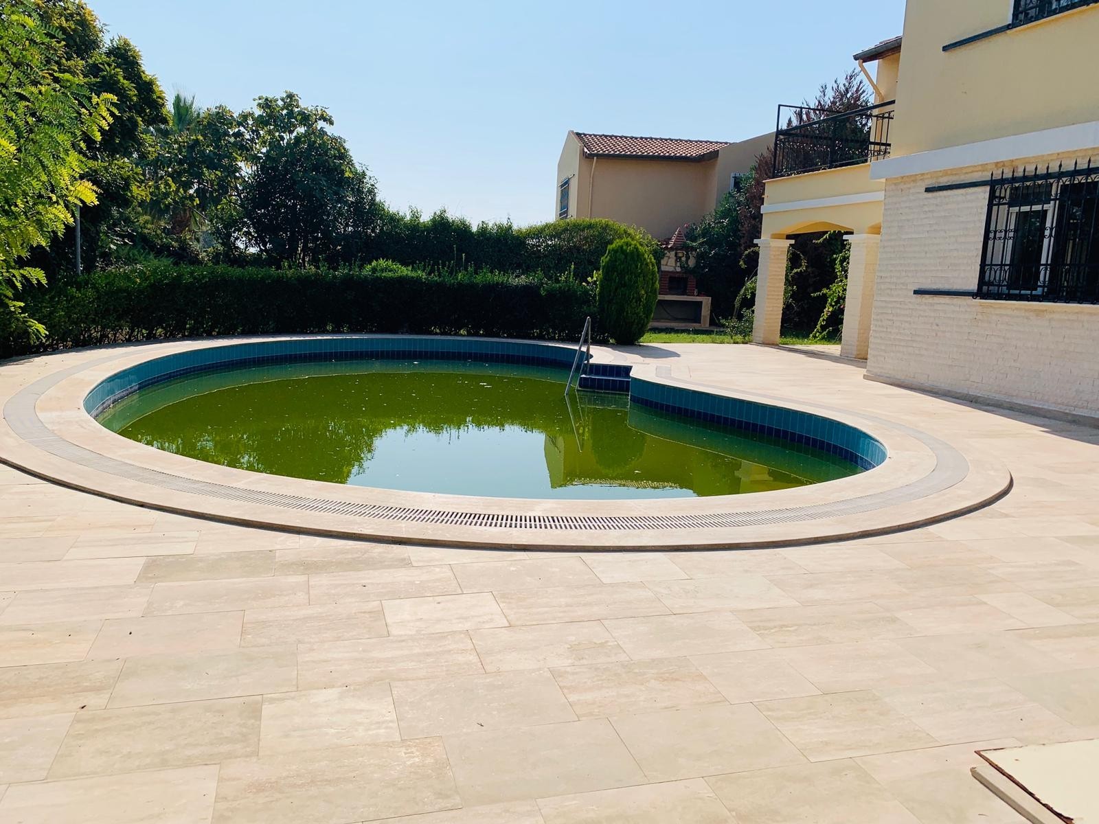 РОСКОШНАЯ ОТДЕЛЬНАЯ ВИЛЛА С ЧАСТНЫМ УЧАСТКОМ ПЛОЩАДЬЮ 1200 М2 В КУШАДАСЫ.