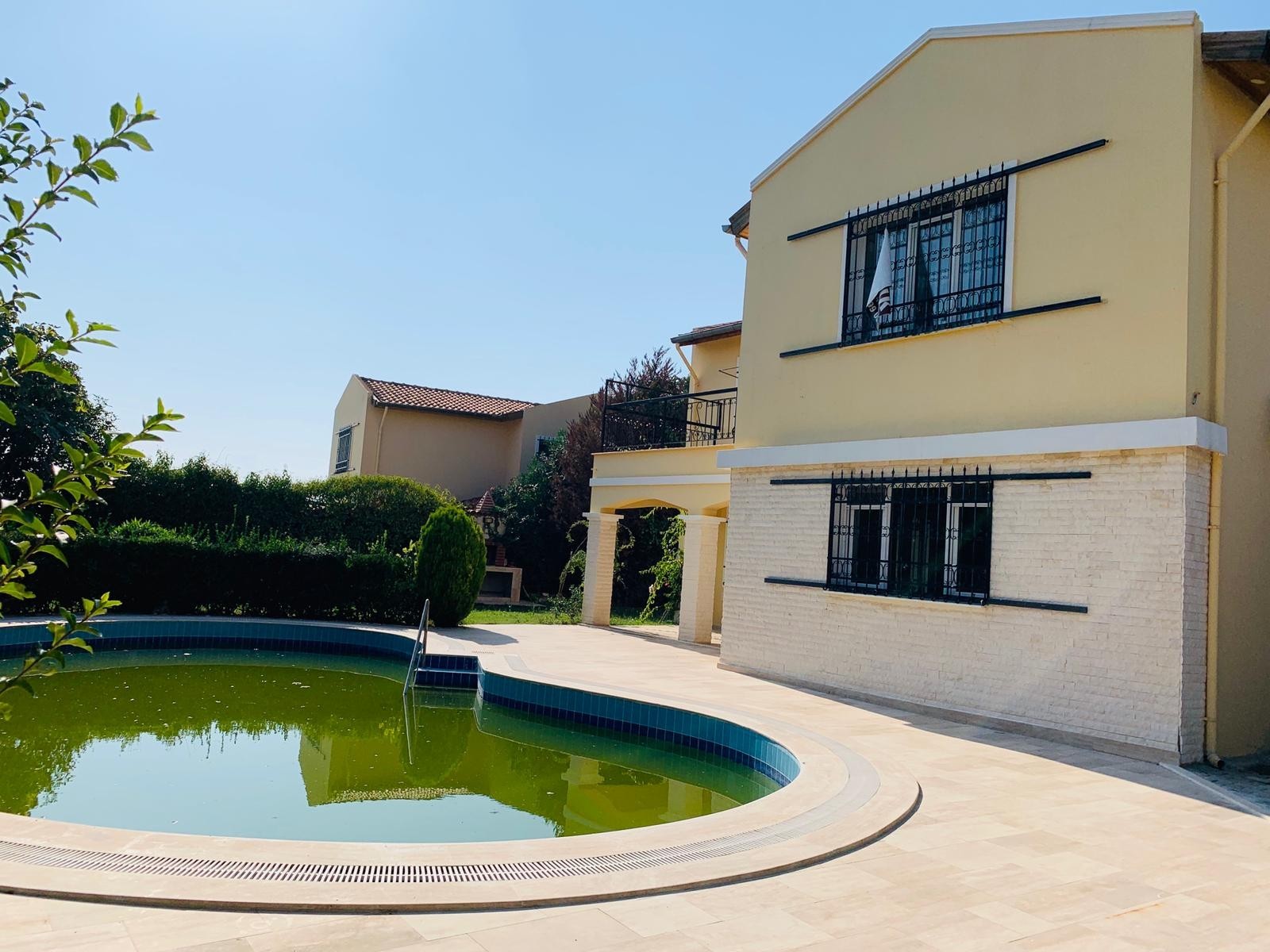 РОСКОШНАЯ ОТДЕЛЬНАЯ ВИЛЛА С ЧАСТНЫМ УЧАСТКОМ ПЛОЩАДЬЮ 1200 М2 В КУШАДАСЫ.