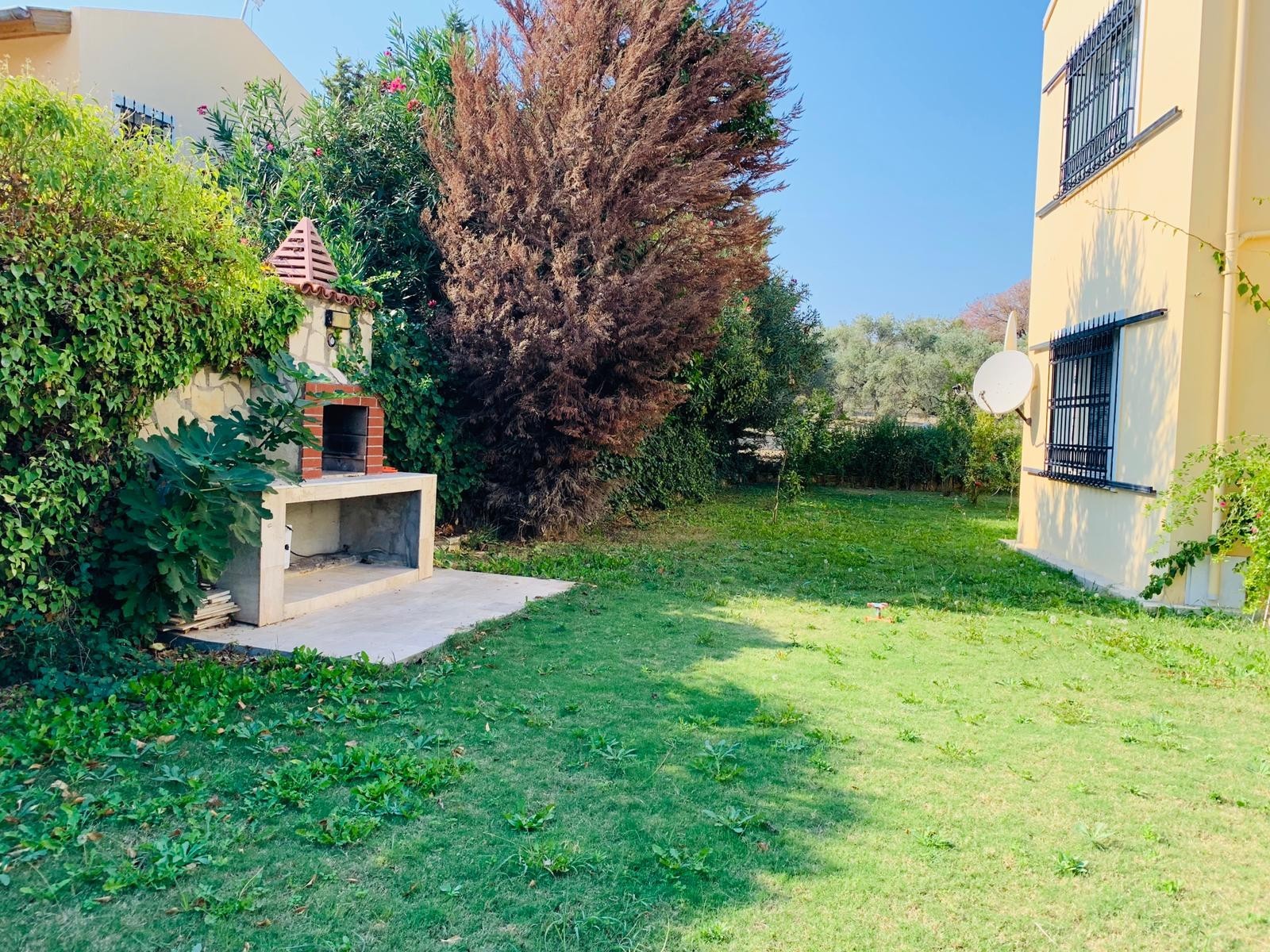 РОСКОШНАЯ ОТДЕЛЬНАЯ ВИЛЛА С ЧАСТНЫМ УЧАСТКОМ ПЛОЩАДЬЮ 1200 М2 В КУШАДАСЫ.