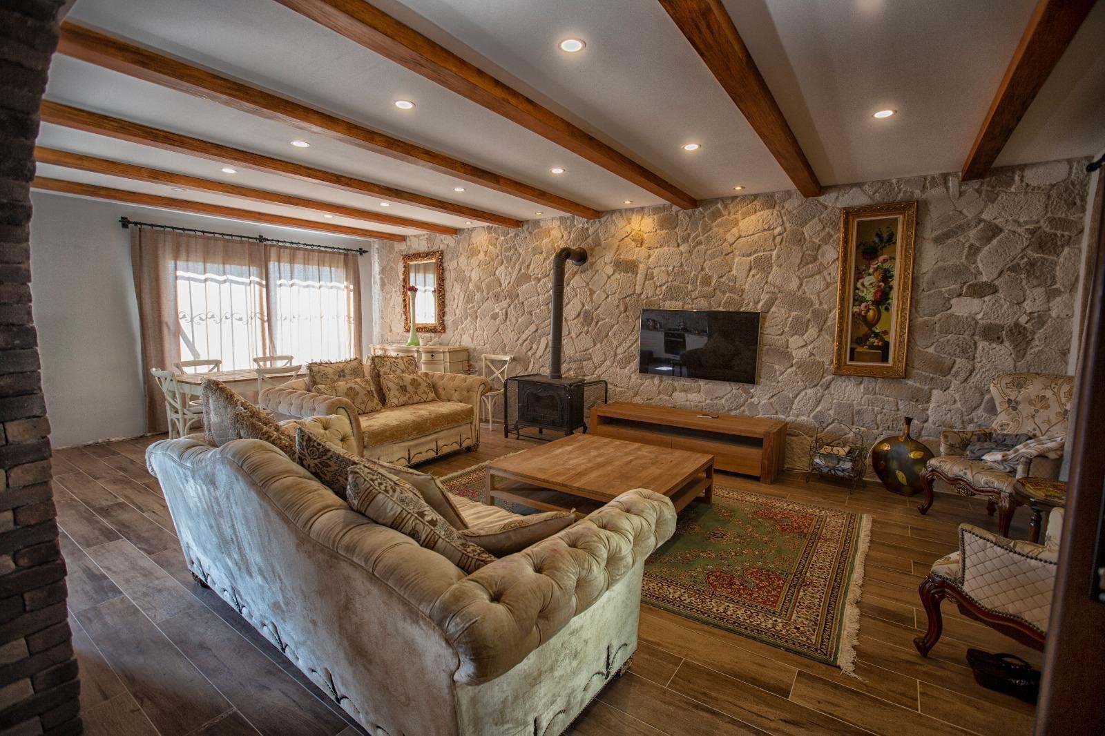 LUXURY FARM HOUSE ON PRIVATE LAND