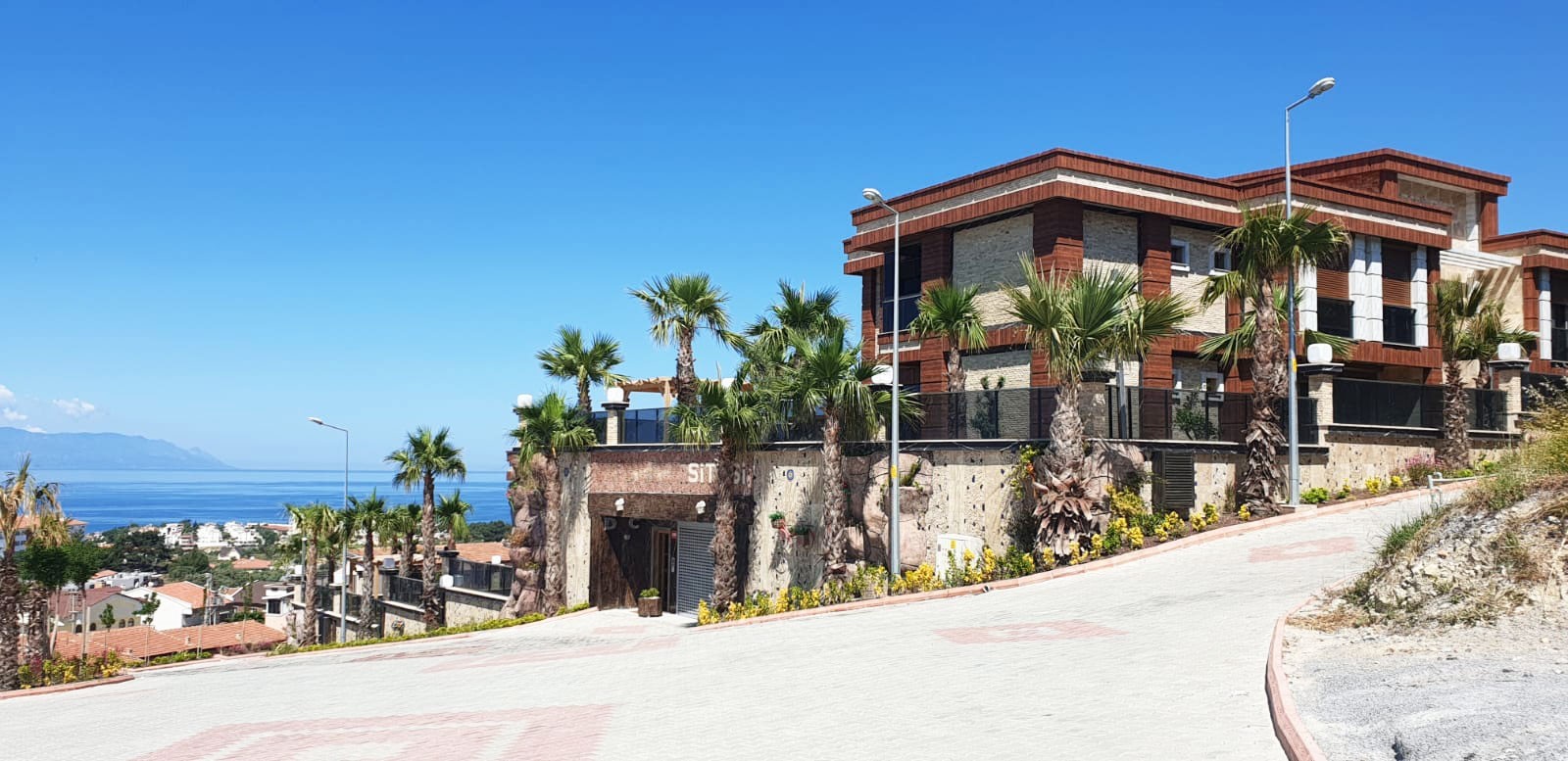 3 BEDROOMED  LUXURY RESIDENCE FOR SALE IN LADIES BEACH