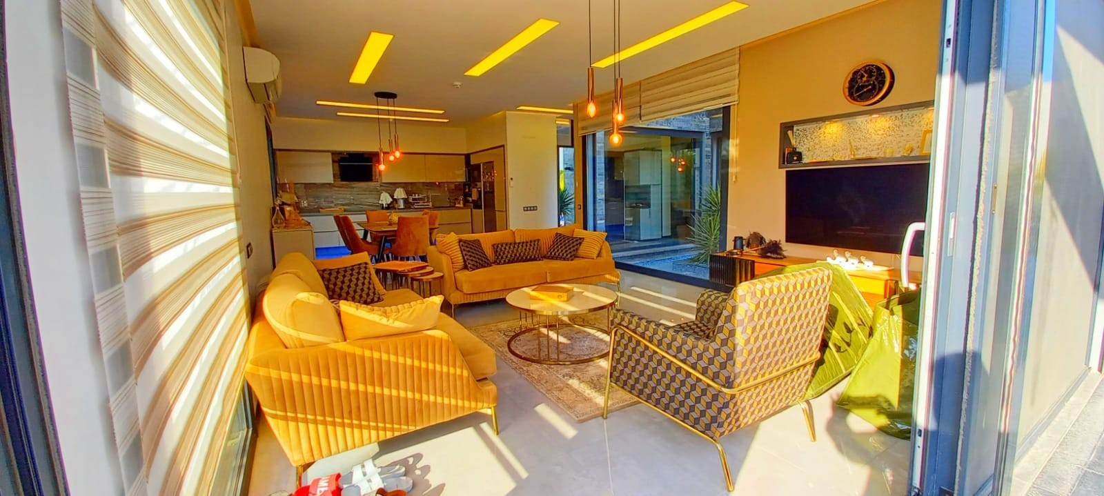 ОТДЕЛЬНАЯ ВИЛЛА С ЧАСТНЫМ БАССЕЙНОМ В ЦЕНТРЕ ГОРОДА КУШАДАСЫ.