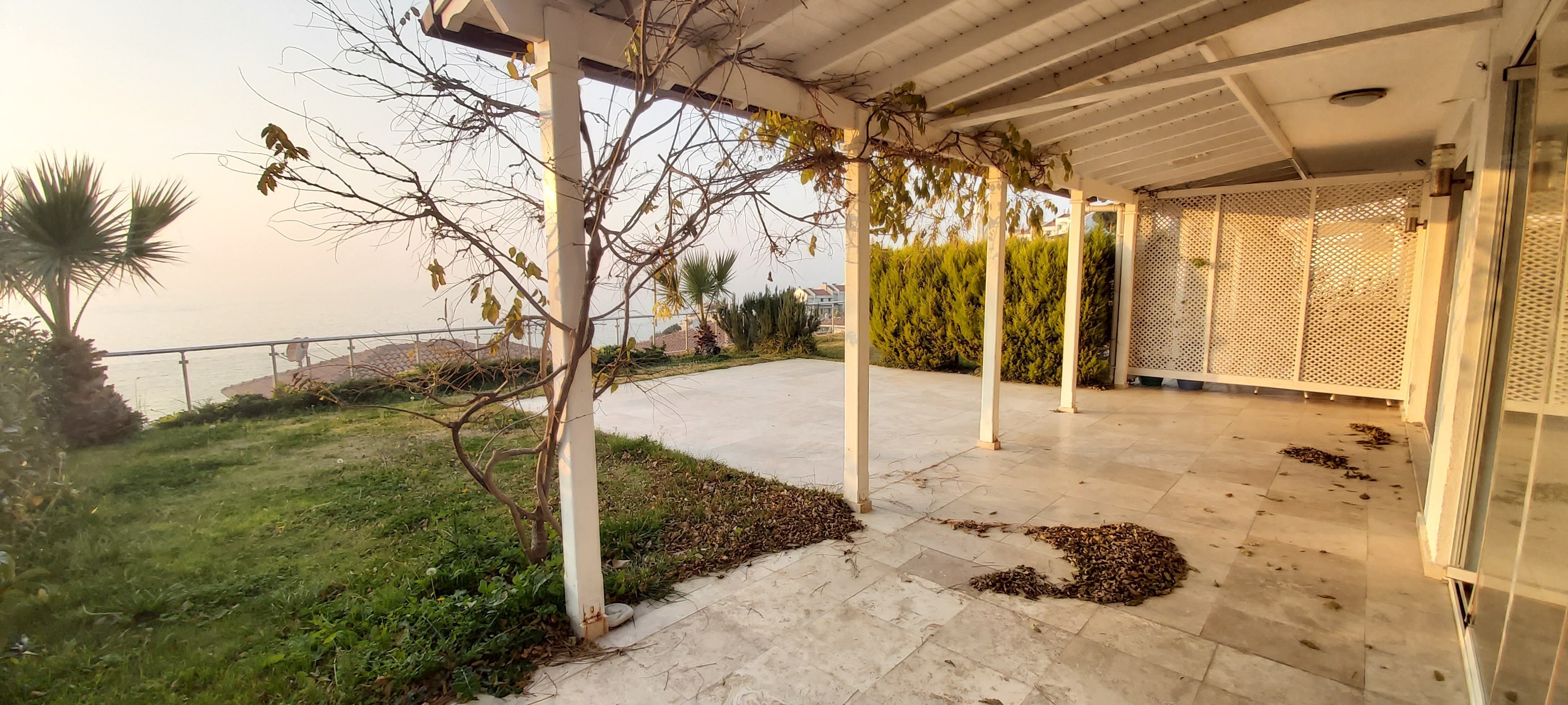 ВИЛЛА С ВИДОМ НА МОРЕ НА ПЕРВОЙ БЕРЕГОВОЙ ЛИНИИ В КУШАДАСЫ.