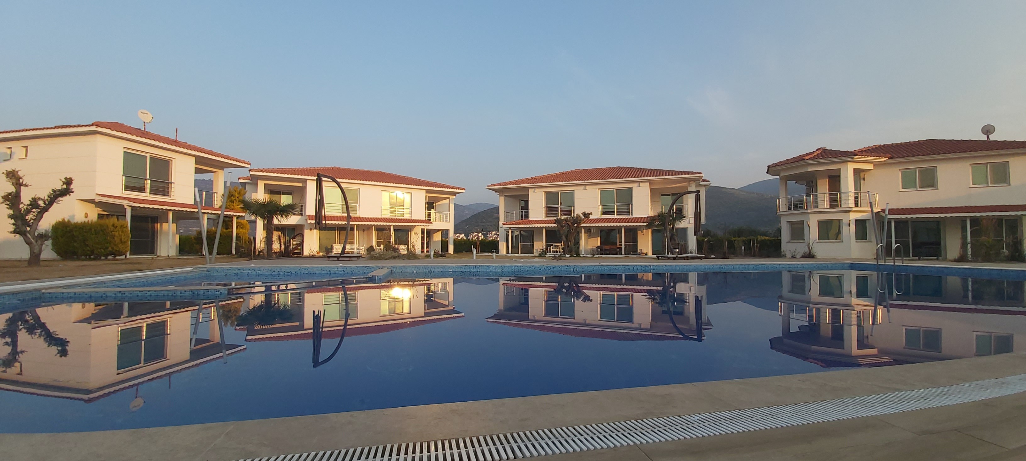 ВИЛЛА С ВИДОМ НА МОРЕ НА ПЕРВОЙ БЕРЕГОВОЙ ЛИНИИ В КУШАДАСЫ.