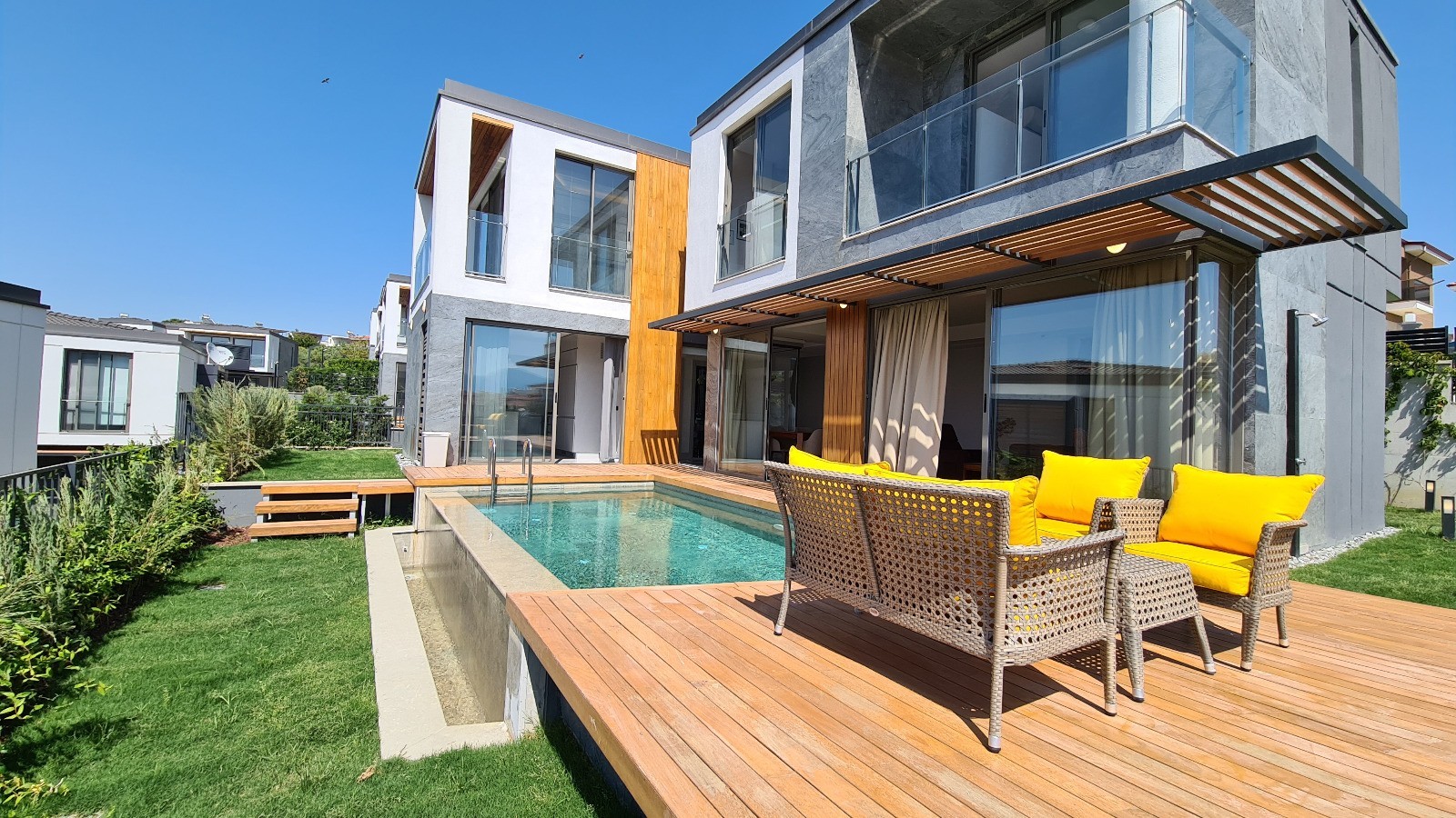 РОСКОШНАЯ ОТДЕЛЬНАЯ ВИЛЛА С ЧАСТНЫМ БАССЕЙНОМ В КУШАДАСЫ.