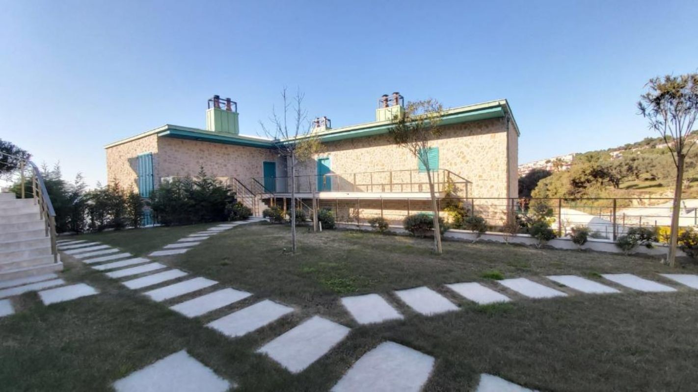 NATURAL STONE ARCHITECTURE 1 BEDROOM RESIDENCE WITH NICE SEAVIEW AT MARINA LOCATION