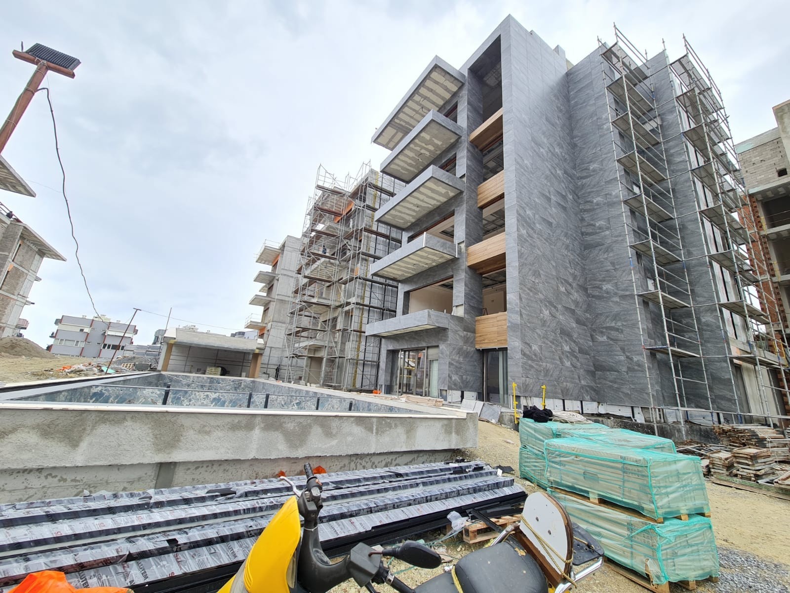 РОСКОШНЫЕ НОВЫЕ КВАРТИРЫ НА ПРОДАЖУ В КУШАДАСЫ.