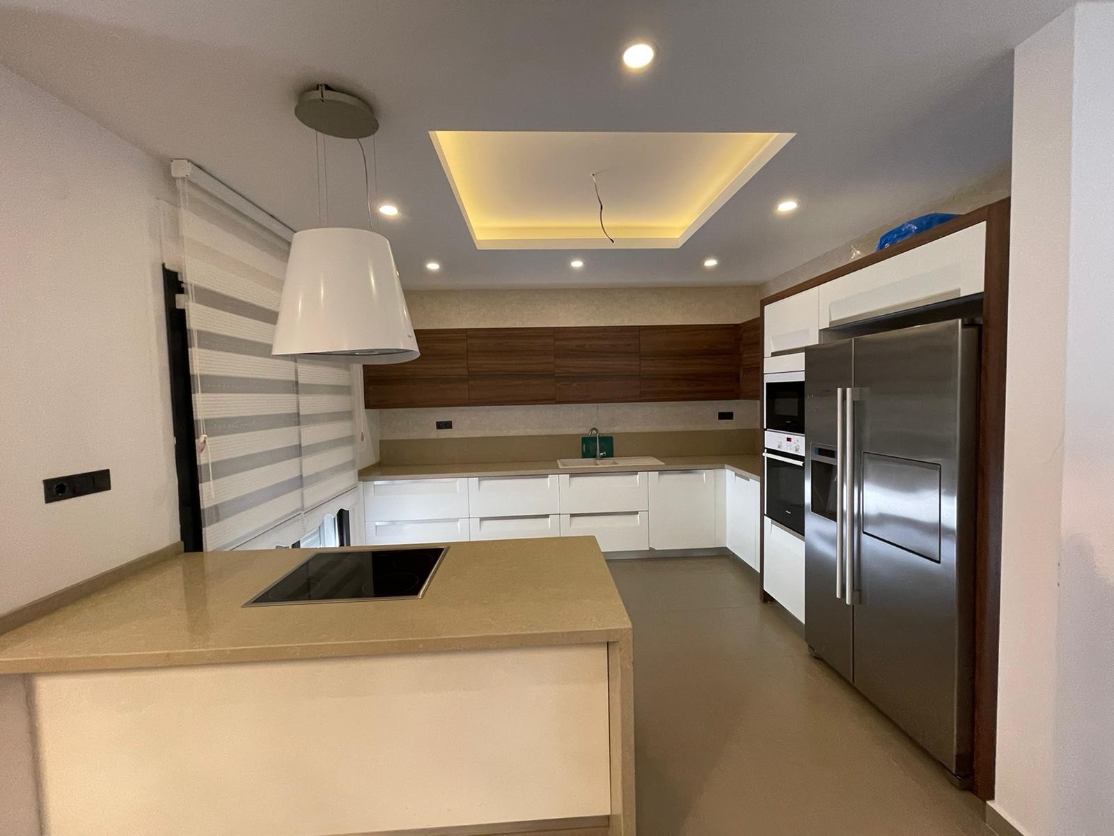 FULLY FURNISHED BRAND NEW CLOSE TO THE BEACH & TOWN