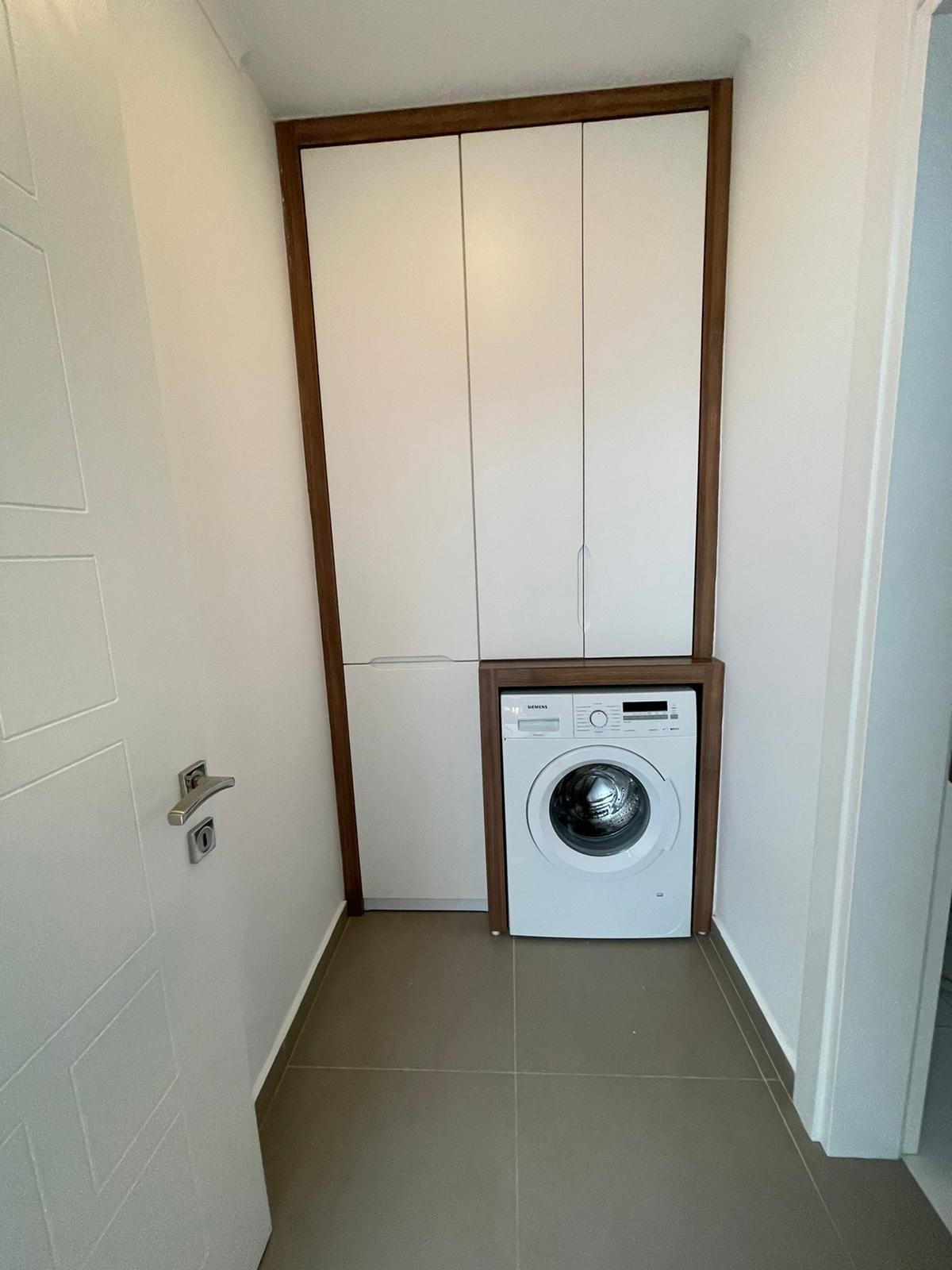 FULLY FURNISHED BRAND NEW CLOSE TO THE BEACH & TOWN