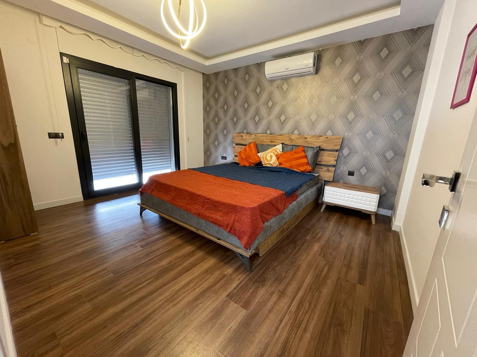 FULLY FURNISHED BRAND NEW CLOSE TO THE BEACH & TOWN