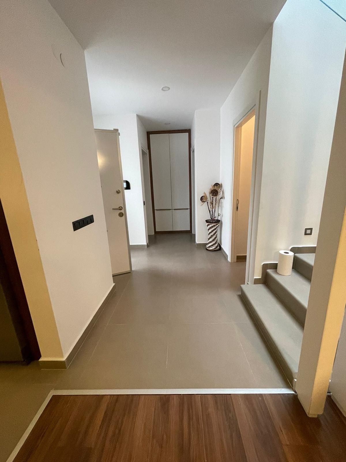 FULLY FURNISHED BRAND NEW CLOSE TO THE BEACH & TOWN