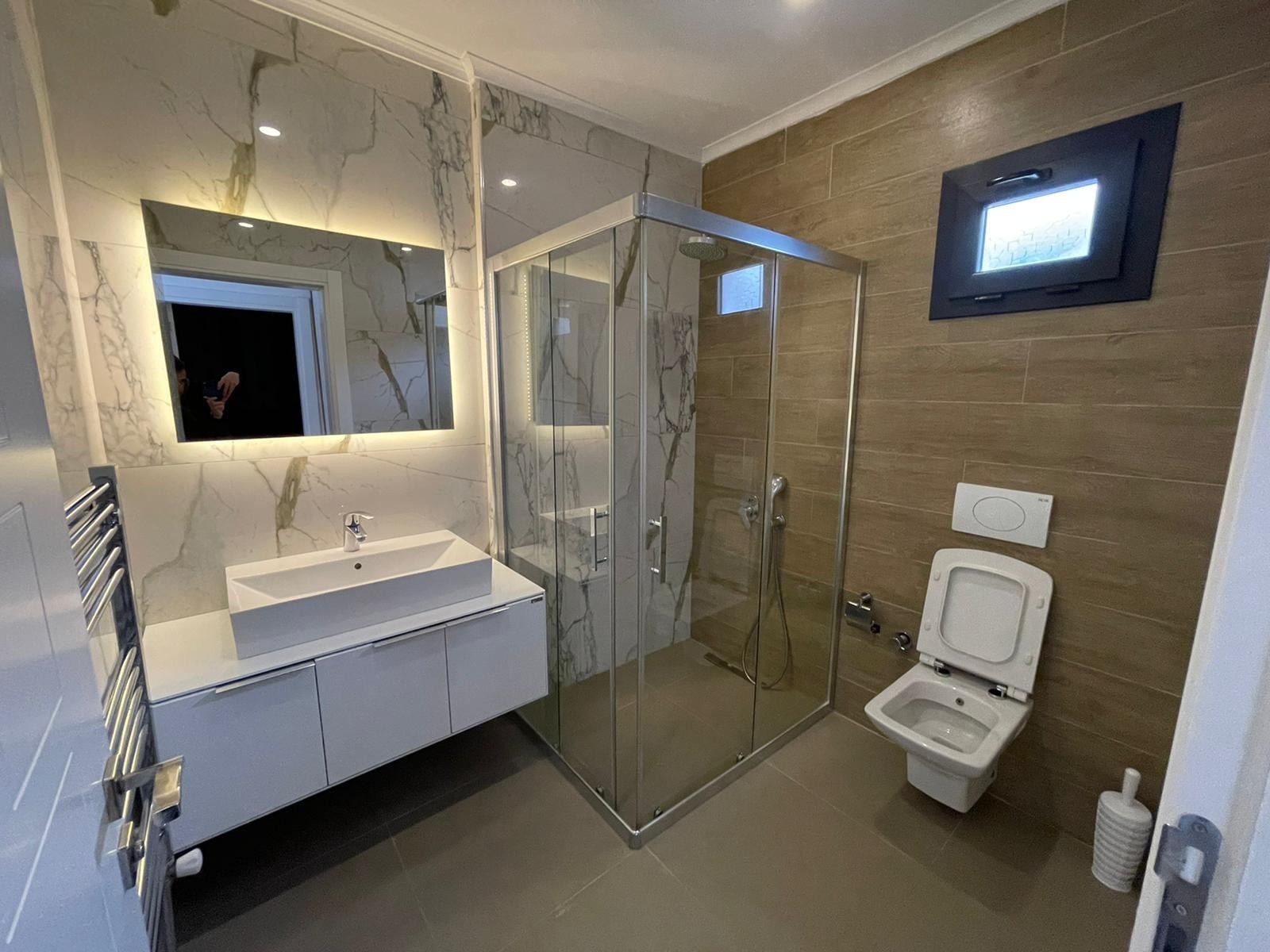 FULLY FURNISHED BRAND NEW CLOSE TO THE BEACH & TOWN