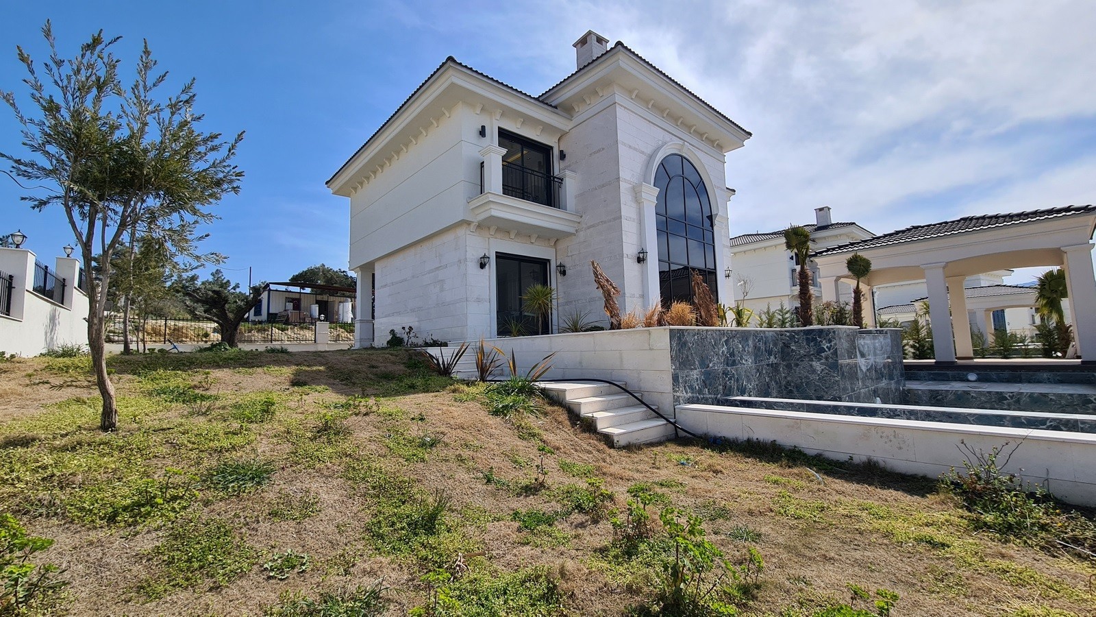 НОВЫЕ ОТДЕЛЬНЫЕ ВИЛЛЫ НА ПРОДАЖУ В КУШАДАСЫ.