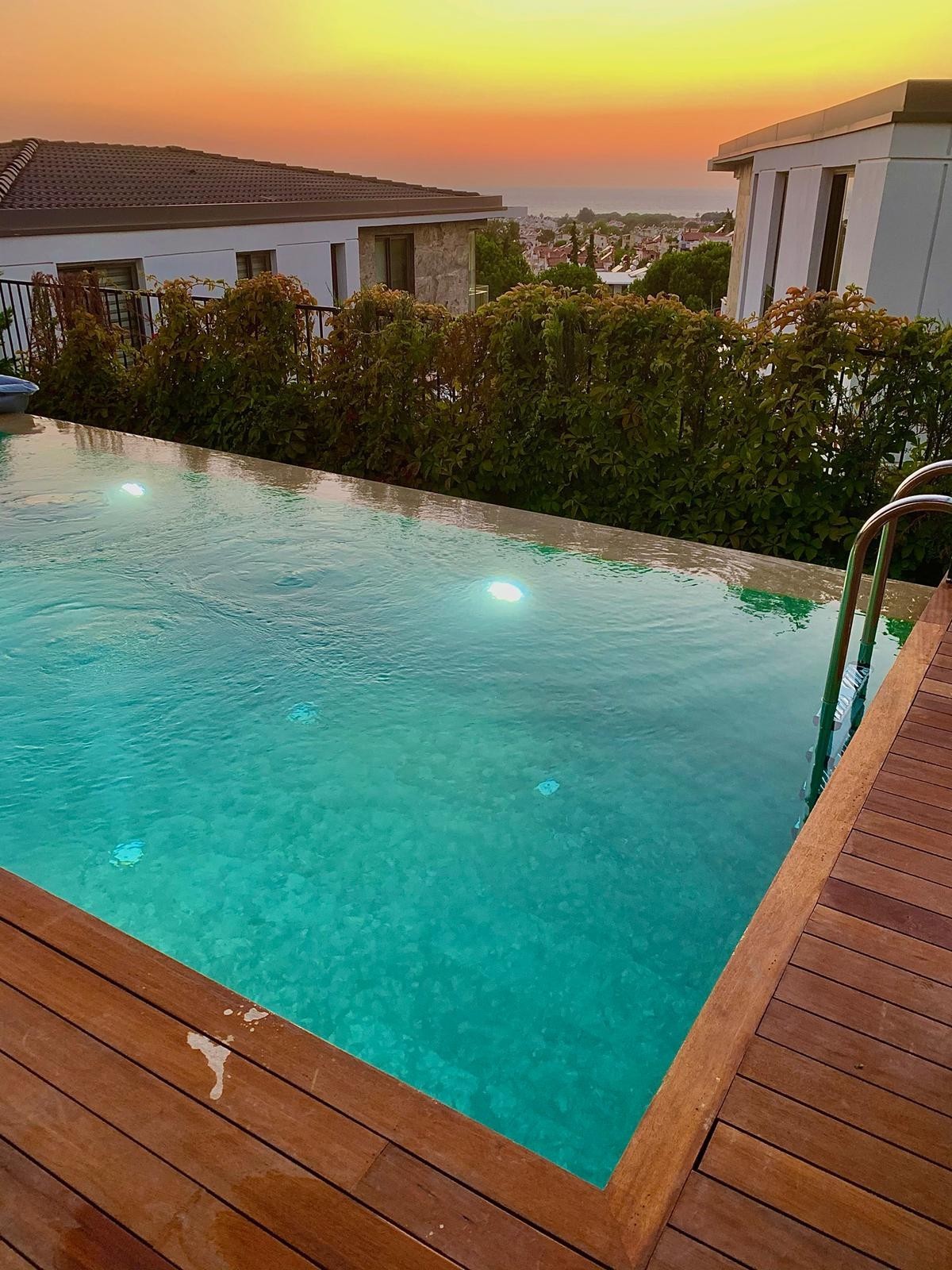 РОСКОШНАЯ ОТДЕЛЬНАЯ ВИЛЛА С ЧАСТНЫМ БАССЕЙНОМ В КУШАДАСЫ.