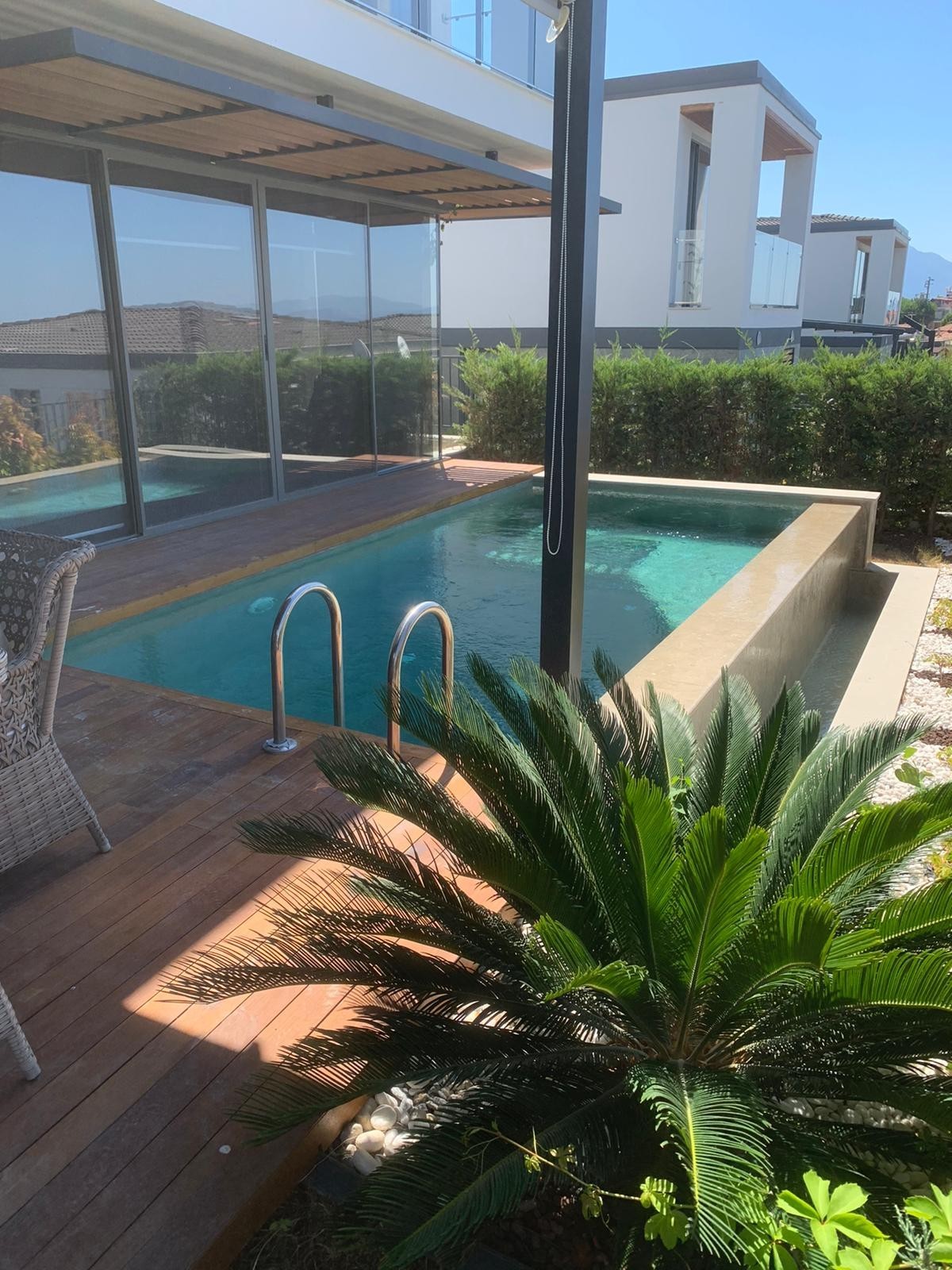 РОСКОШНАЯ ОТДЕЛЬНАЯ ВИЛЛА С ЧАСТНЫМ БАССЕЙНОМ В КУШАДАСЫ.