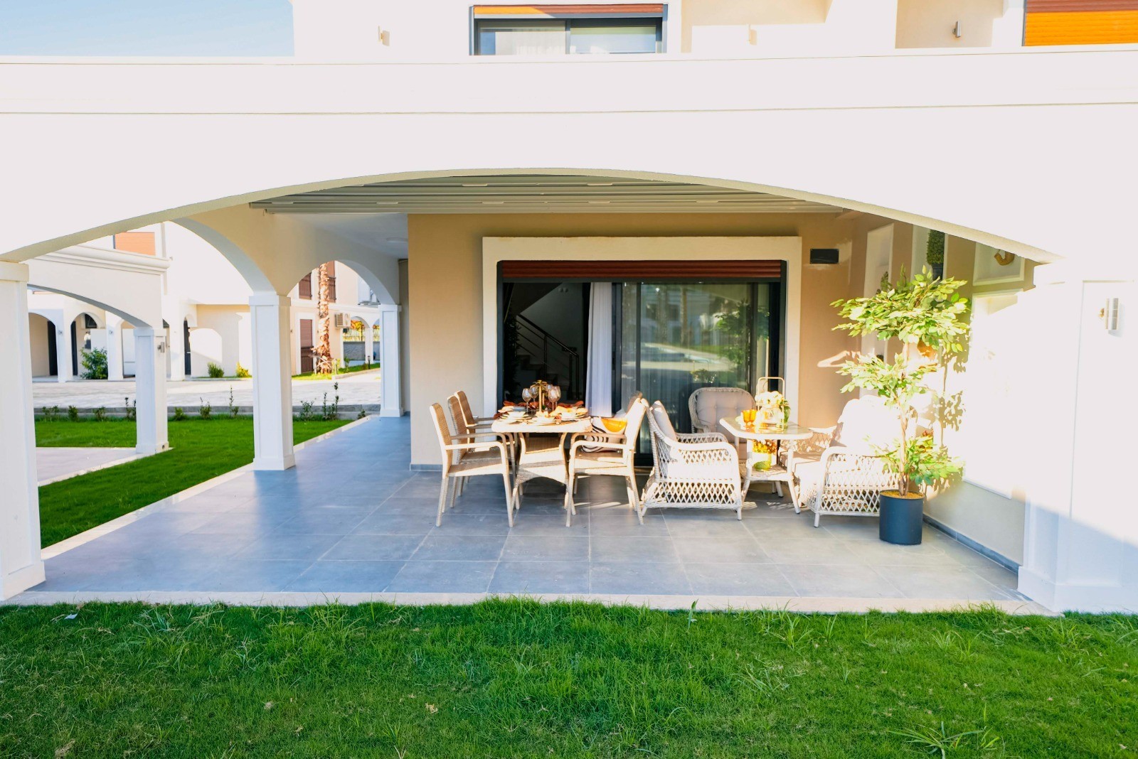 ОТДЕЛЬНАЯ ВИЛЛА НА ПЕРВОЙ БЕРЕГОВОЙ ЛИНИИ В РАЙОНЕ ДАВУТЛАР.