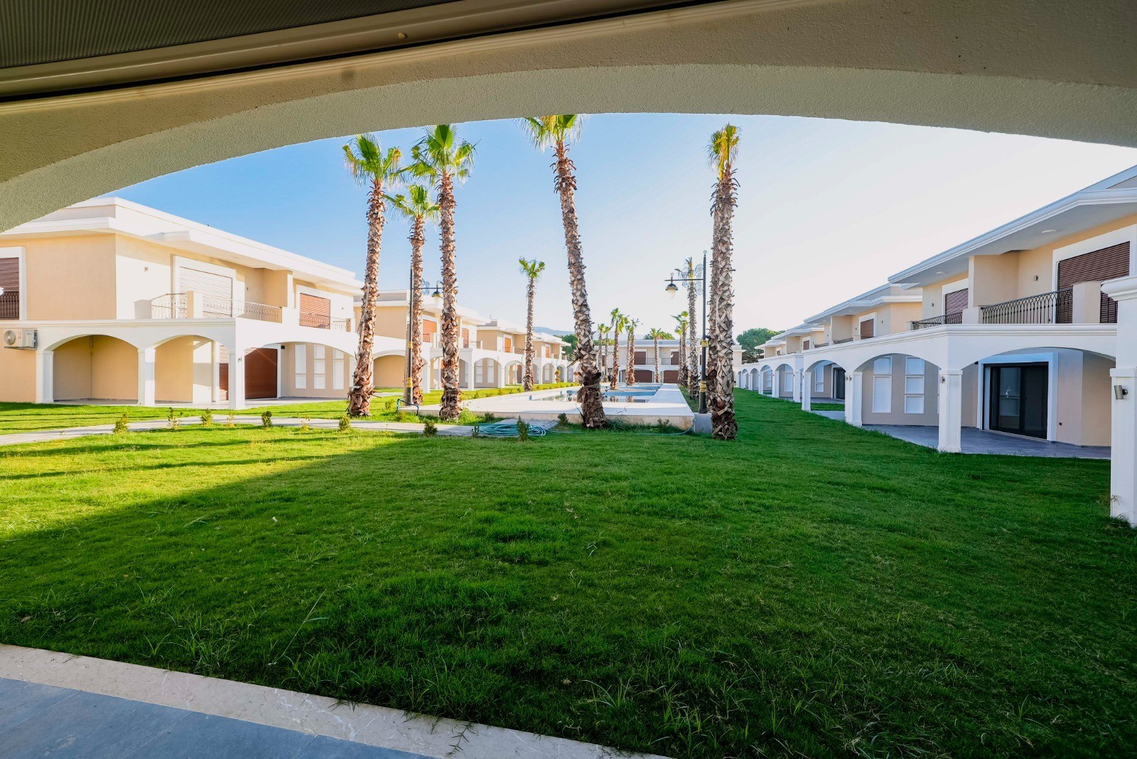 ОТДЕЛЬНАЯ ВИЛЛА НА ПЕРВОЙ БЕРЕГОВОЙ ЛИНИИ В РАЙОНЕ ДАВУТЛАР.