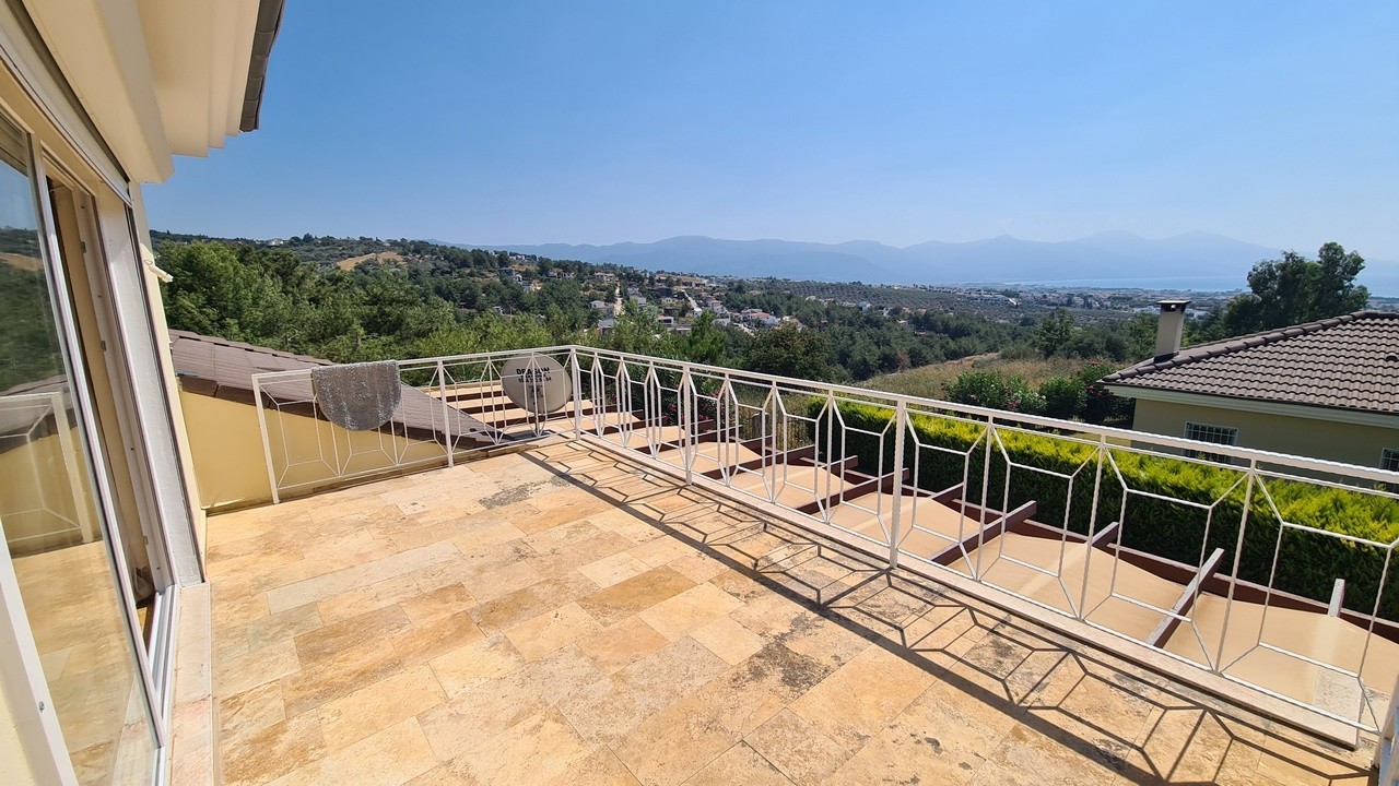 A magnificent villa in Kuşadası, offering both the tranquility of nature and close proximity to the city center.