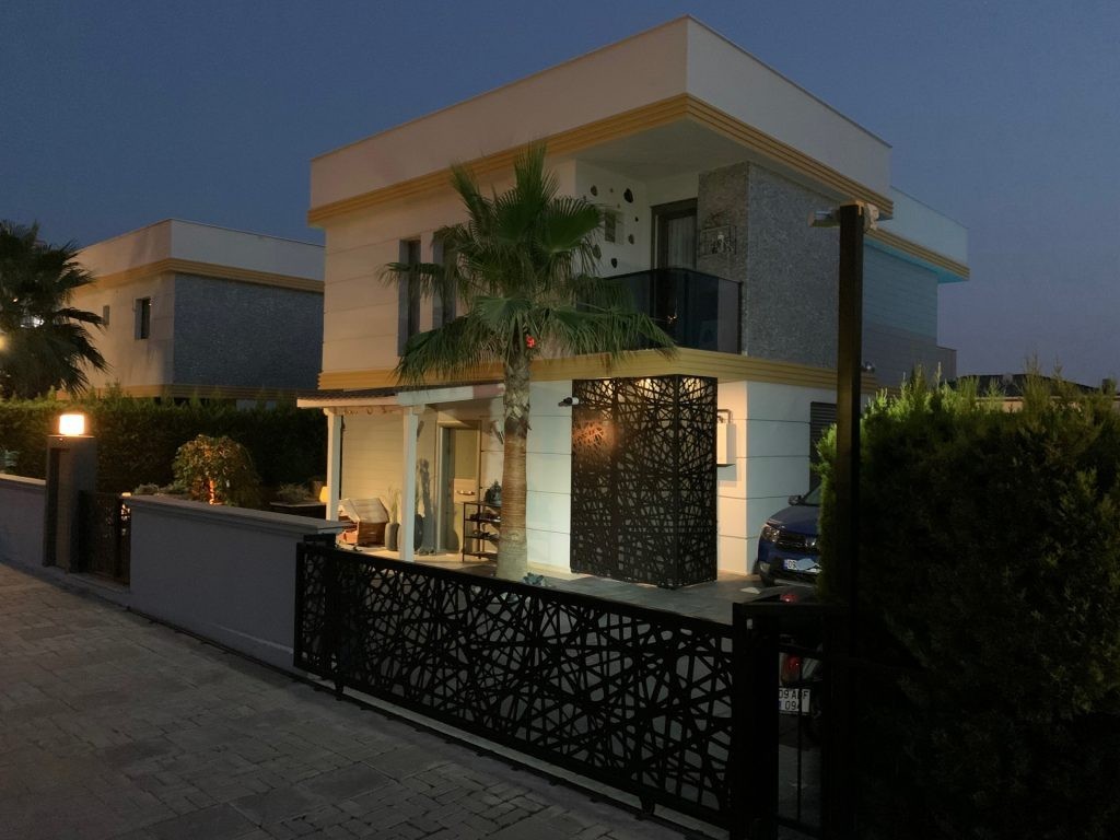 ОТДЕЛЬНАЯ ВИЛЛА С ЧАСТНЫМ САДОВЫМ УЧАСТКОМ В КУШАДАСЫ.