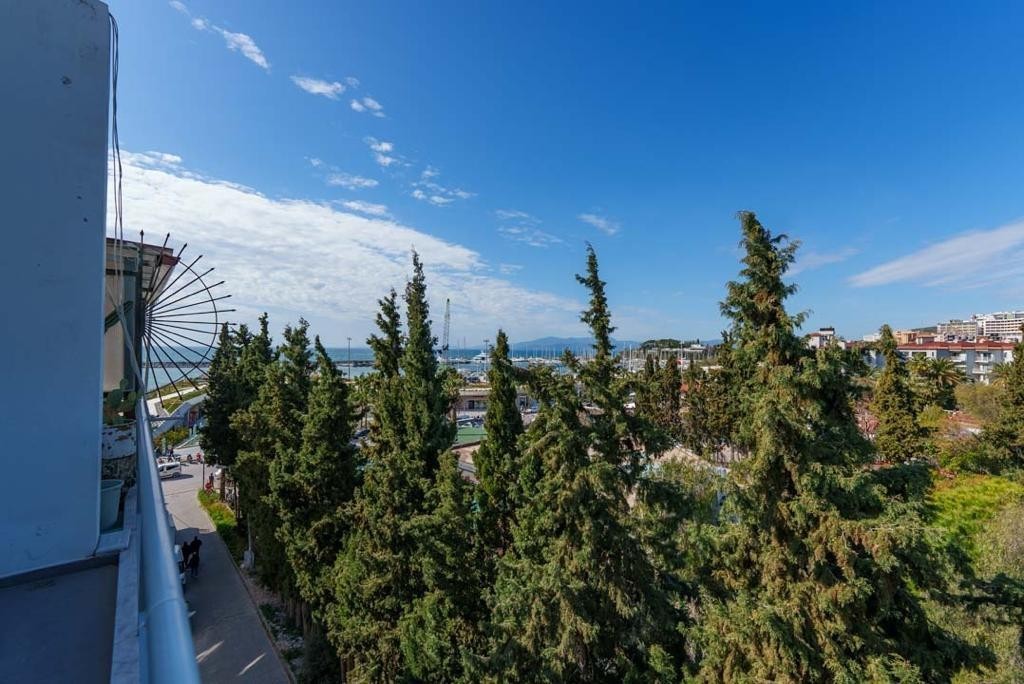 КВАРТИРА С ВИДОМ НА МОРЕ В ЦЕНТРЕ ГОРОДА КУШАДАСЫ.