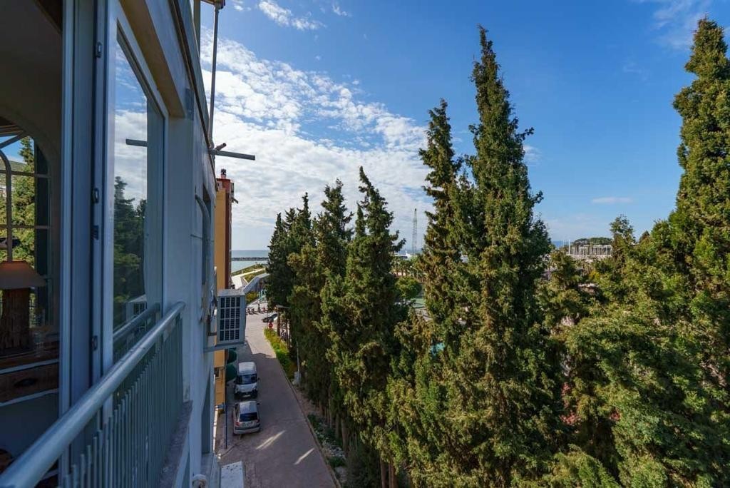 КВАРТИРА С ВИДОМ НА МОРЕ В ЦЕНТРЕ ГОРОДА КУШАДАСЫ.