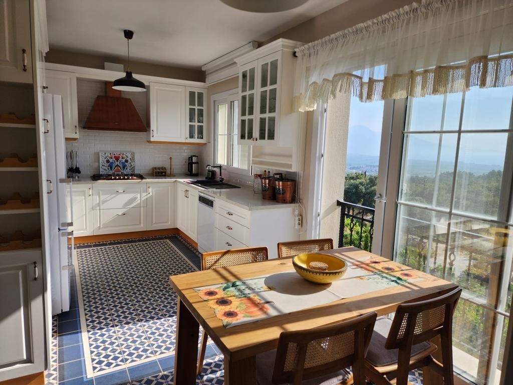 ВЕЛИКОЛЕПНЫЙ ФЕРМЕРСКИЙ ДОМ С ВИДОМ НА МОРЕ И ПРИРОДУ В КУШАДАСЫ.