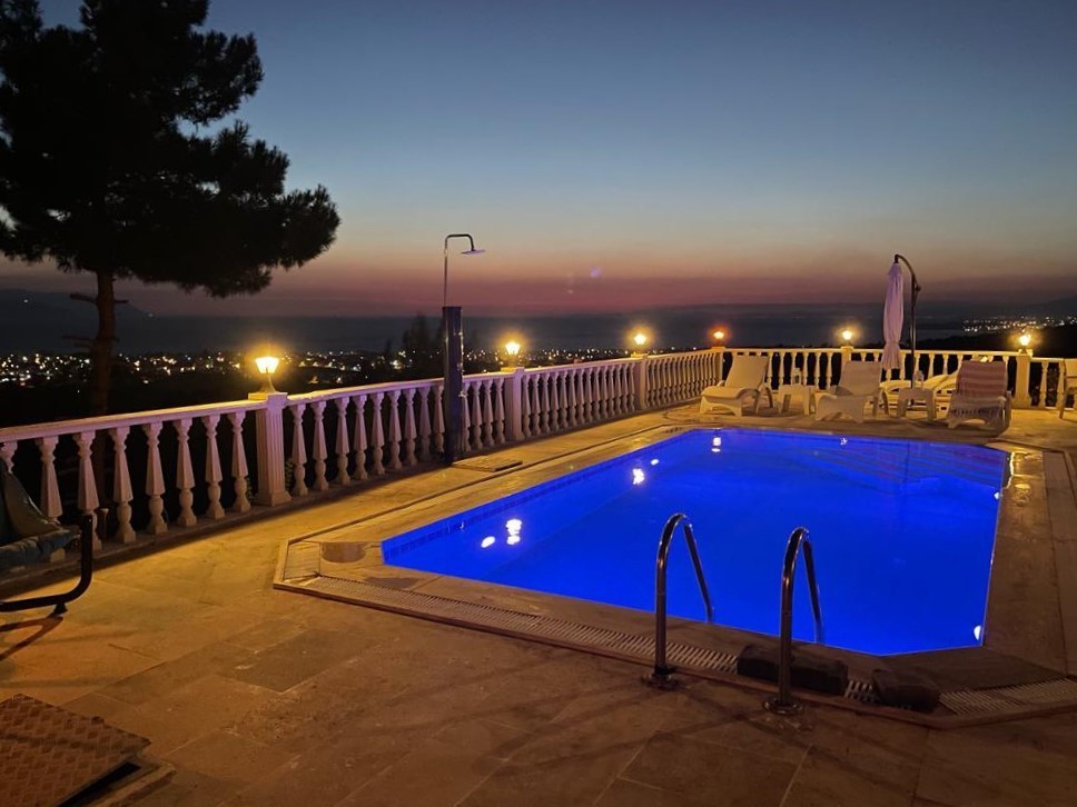 РОСКОШНАЯ ОТДЕЛЬНАЯ ВИЛЛА С ВИДОМ НА МОРЕ И ЧАСТНЫМ БАССЕЙНОМ В КУШАДАСЫ.