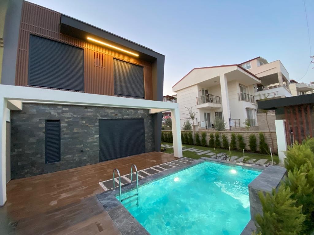 Luxurious and Modern House Equipped with Technology for Sale