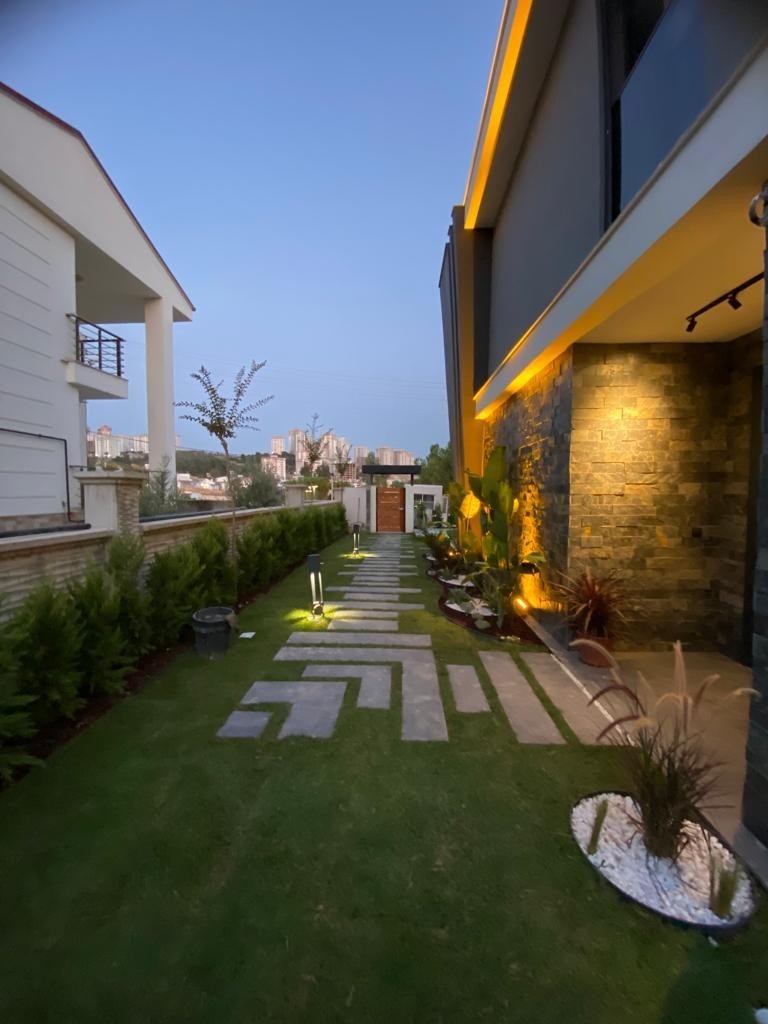 Luxurious and Modern House Equipped with Technology for Sale