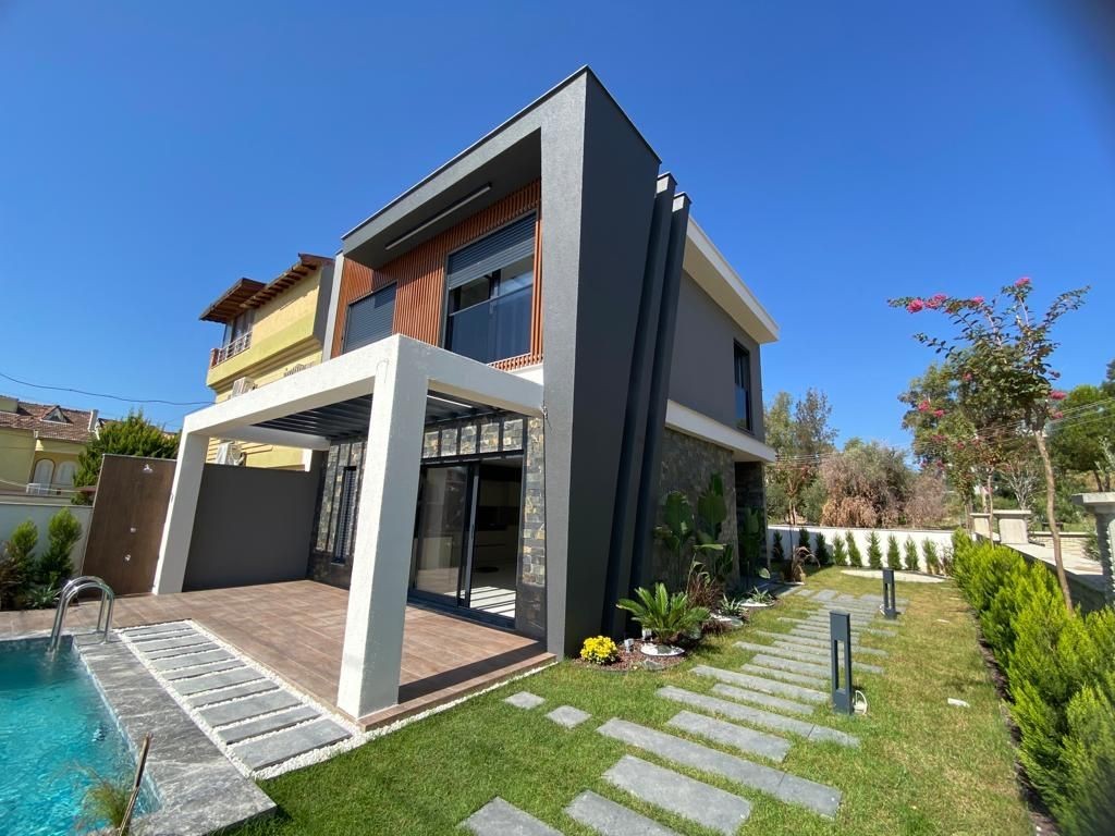 Luxurious and Modern House Equipped with Technology for Sale