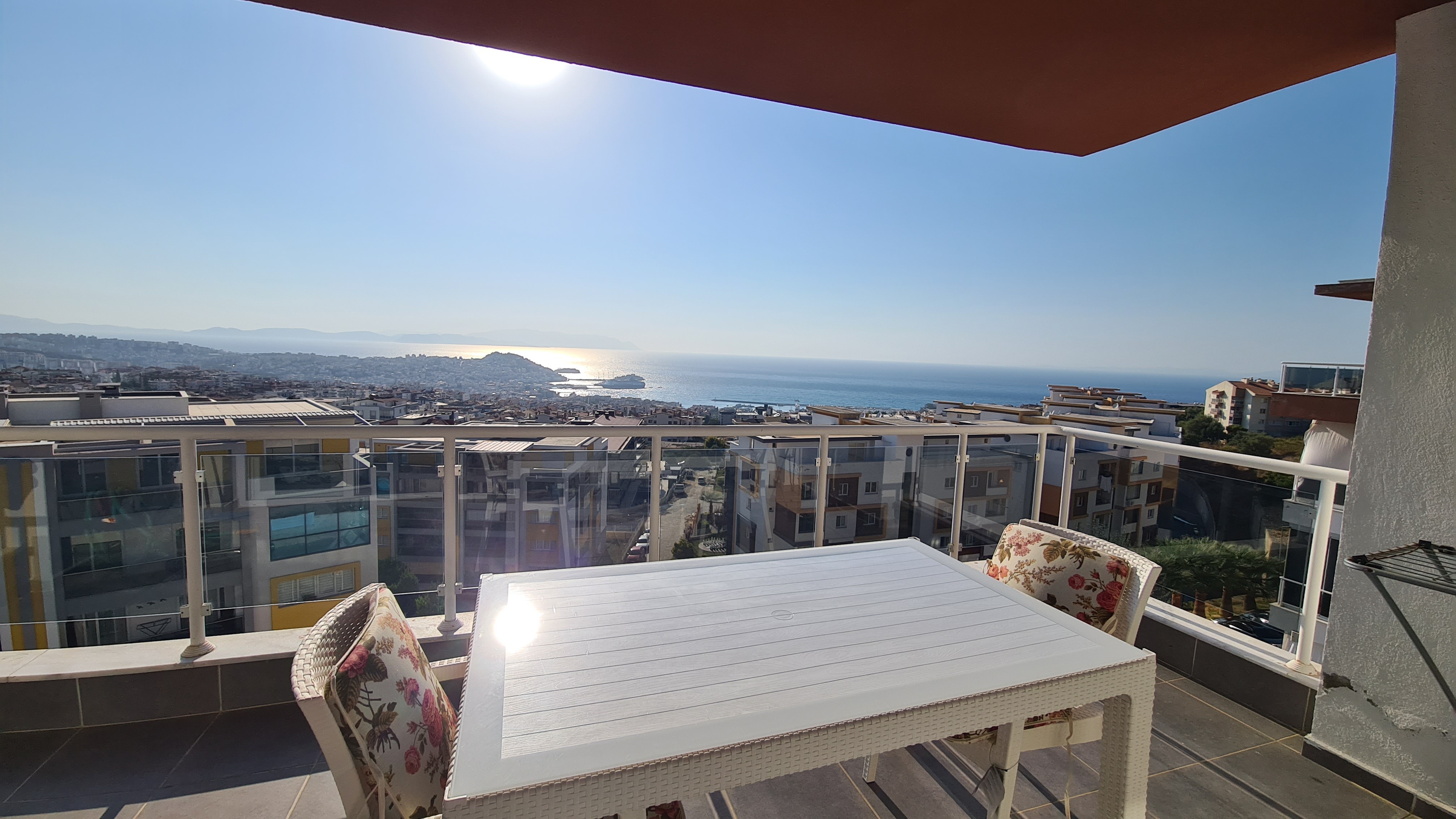 КВАРТИРА 3+1 С ПАНОРАМНЫМ ВИДОМ НА МОРЕ В КУШАДАСЫ.