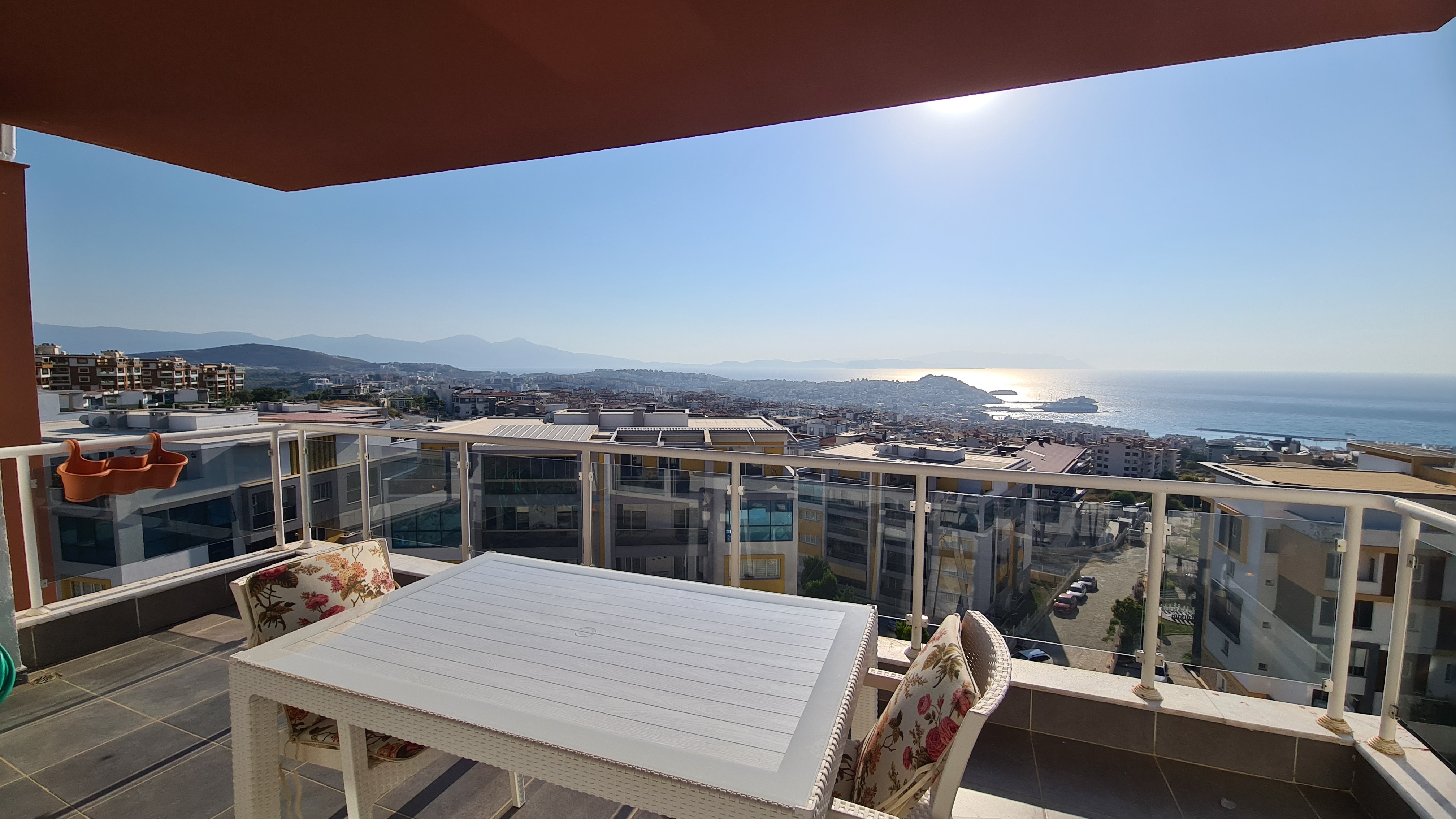 КВАРТИРА 3+1 С ПАНОРАМНЫМ ВИДОМ НА МОРЕ В КУШАДАСЫ.