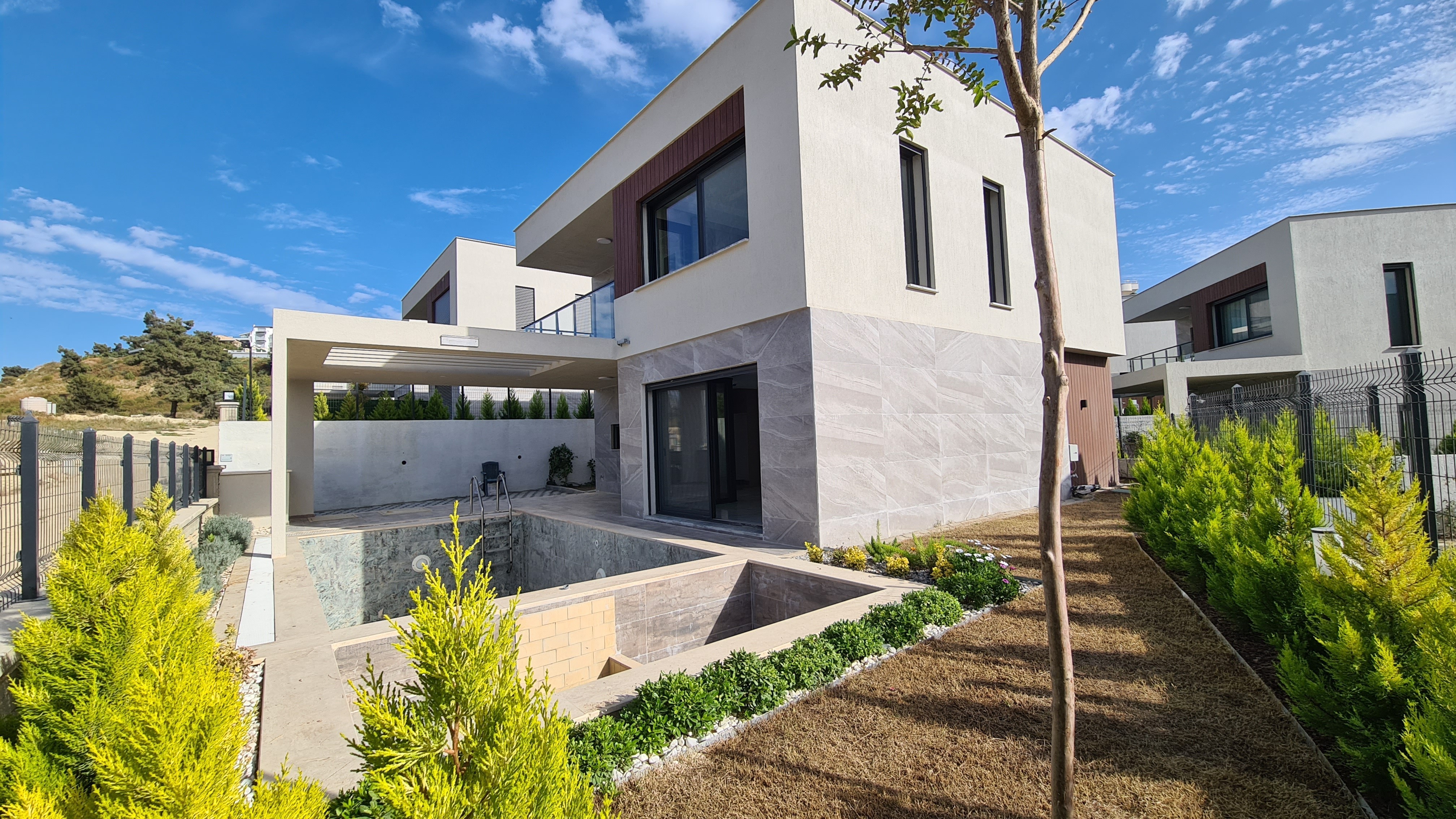 ОТДЕЛЬНАЯ ВИЛЛА С ЧАСТНЫМ БАССЕЙНОМ В КУШАДАСЫ.