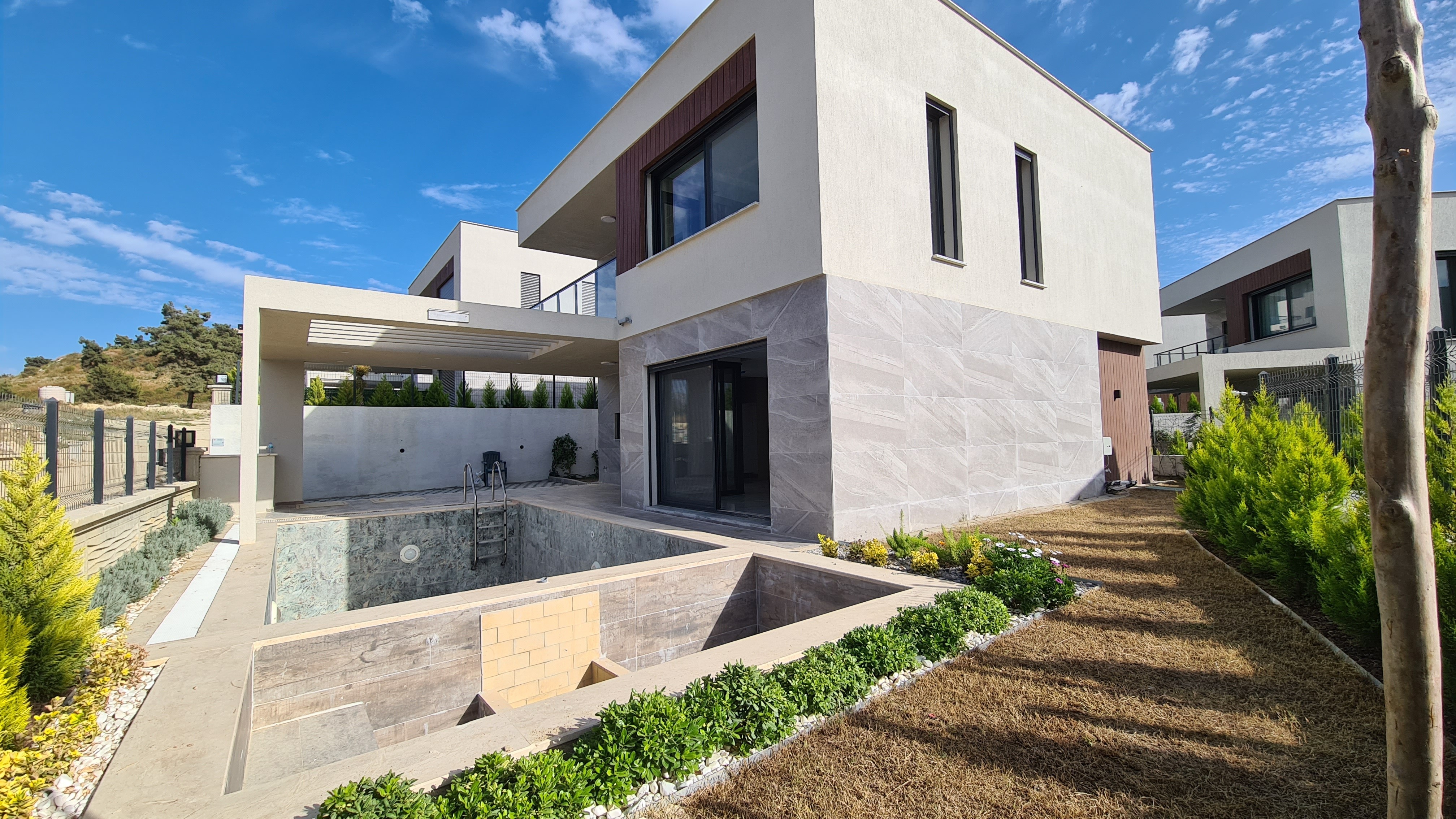 ОТДЕЛЬНАЯ ВИЛЛА С ЧАСТНЫМ БАССЕЙНОМ В КУШАДАСЫ.