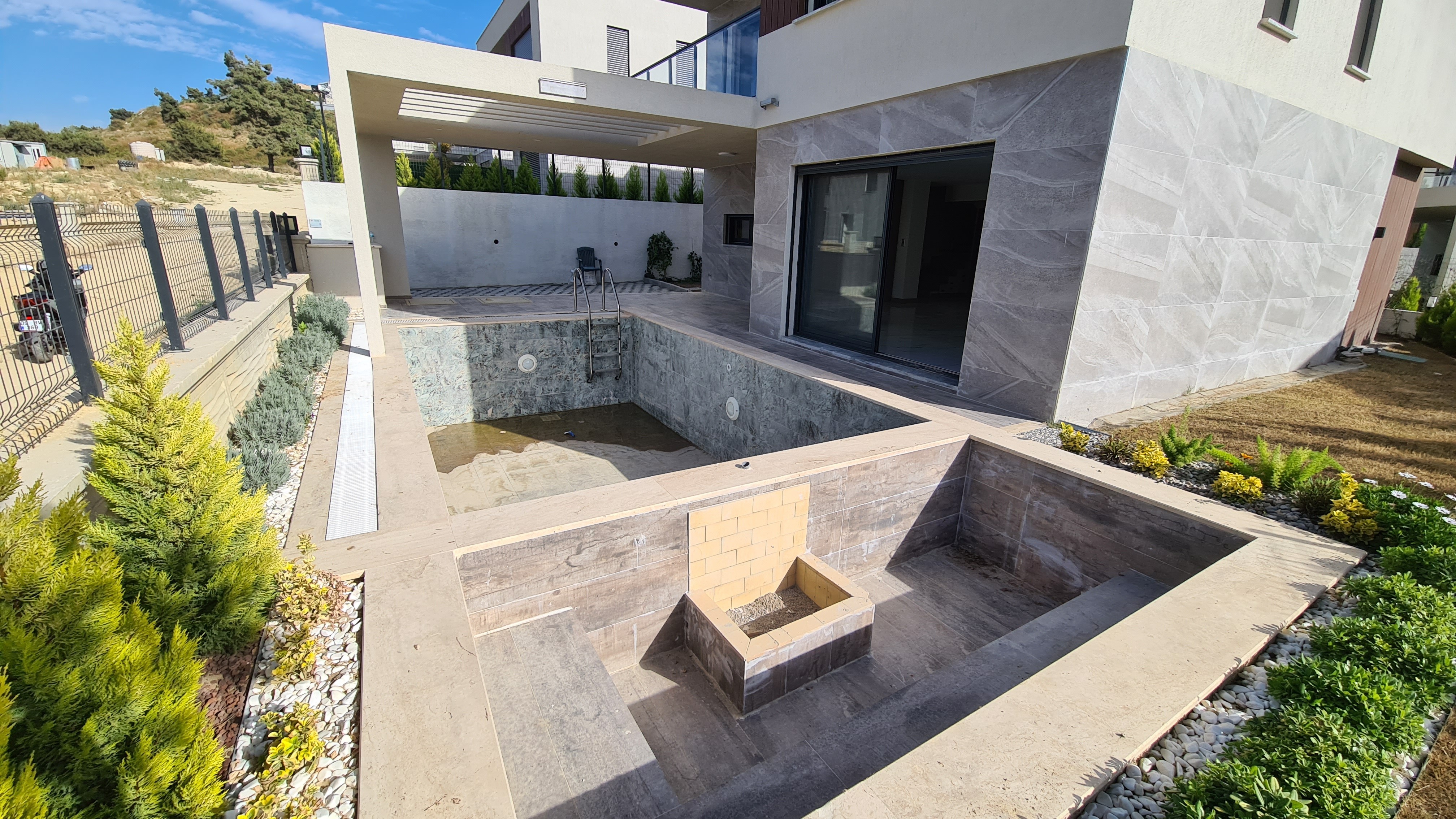 ОТДЕЛЬНАЯ ВИЛЛА С ЧАСТНЫМ БАССЕЙНОМ В КУШАДАСЫ.