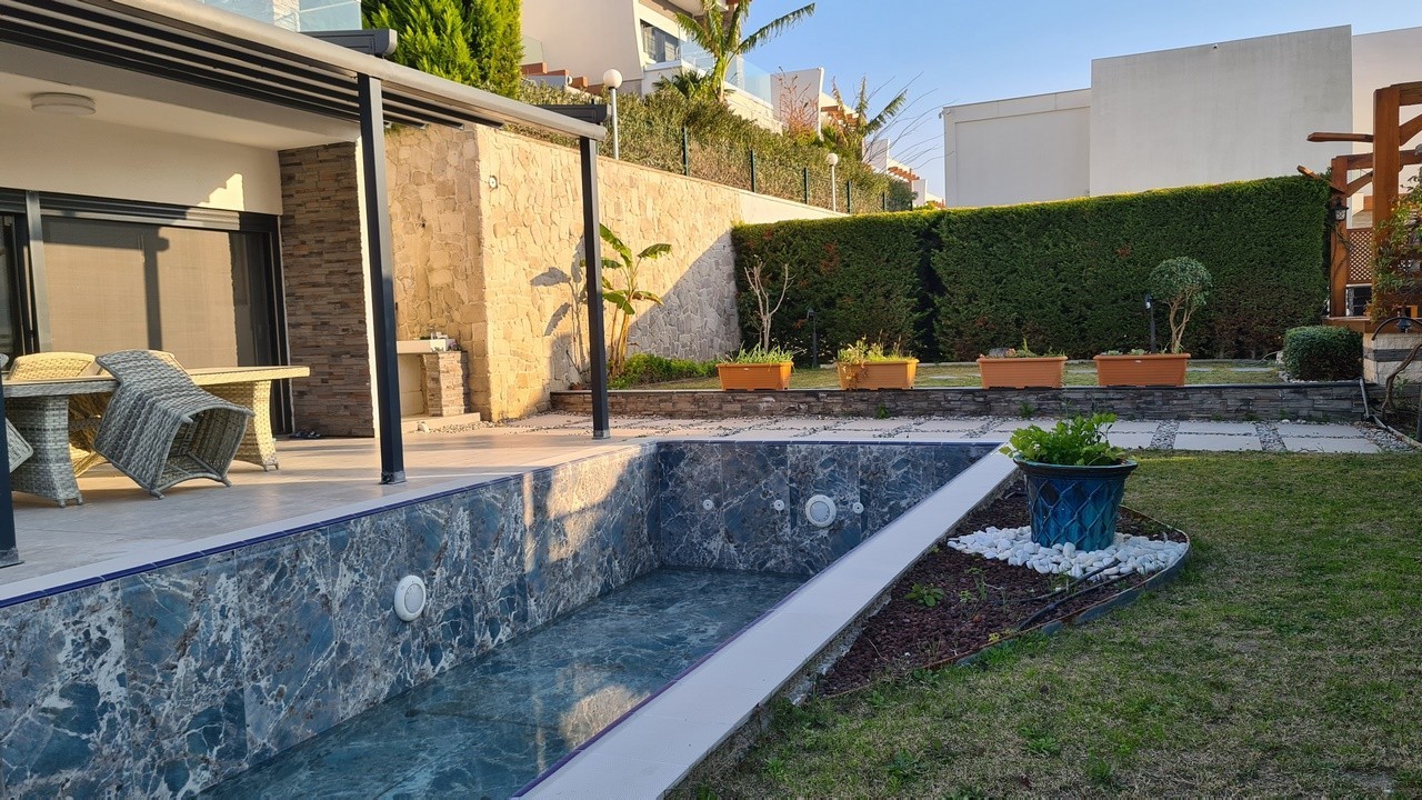 FULLY FURNISHED , 4 BEDROOM 4 BATHROOM 500 SQM PLOT 