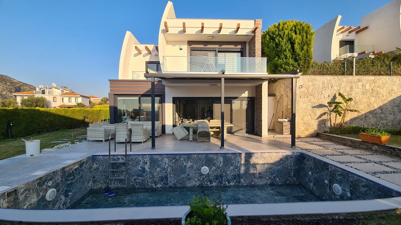 FULLY FURNISHED , 4 BEDROOM 4 BATHROOM 500 SQM PLOT 