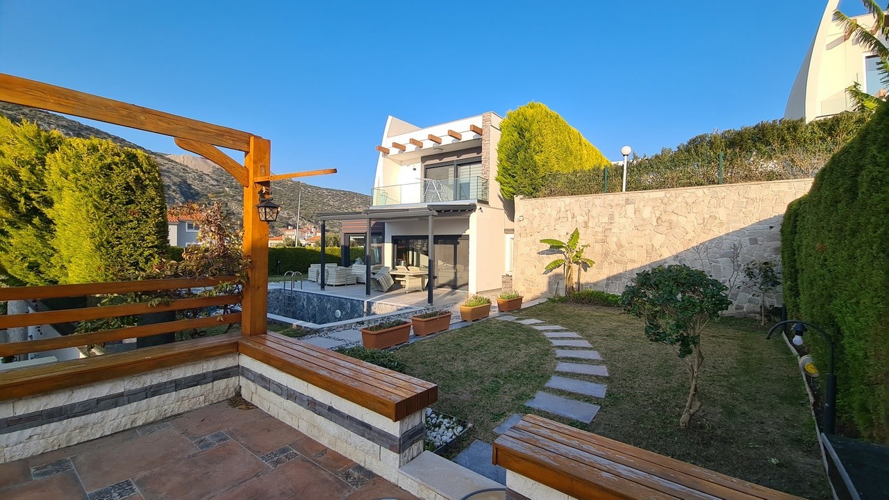 FULLY FURNISHED , 4 BEDROOM 4 BATHROOM 500 SQM PLOT 