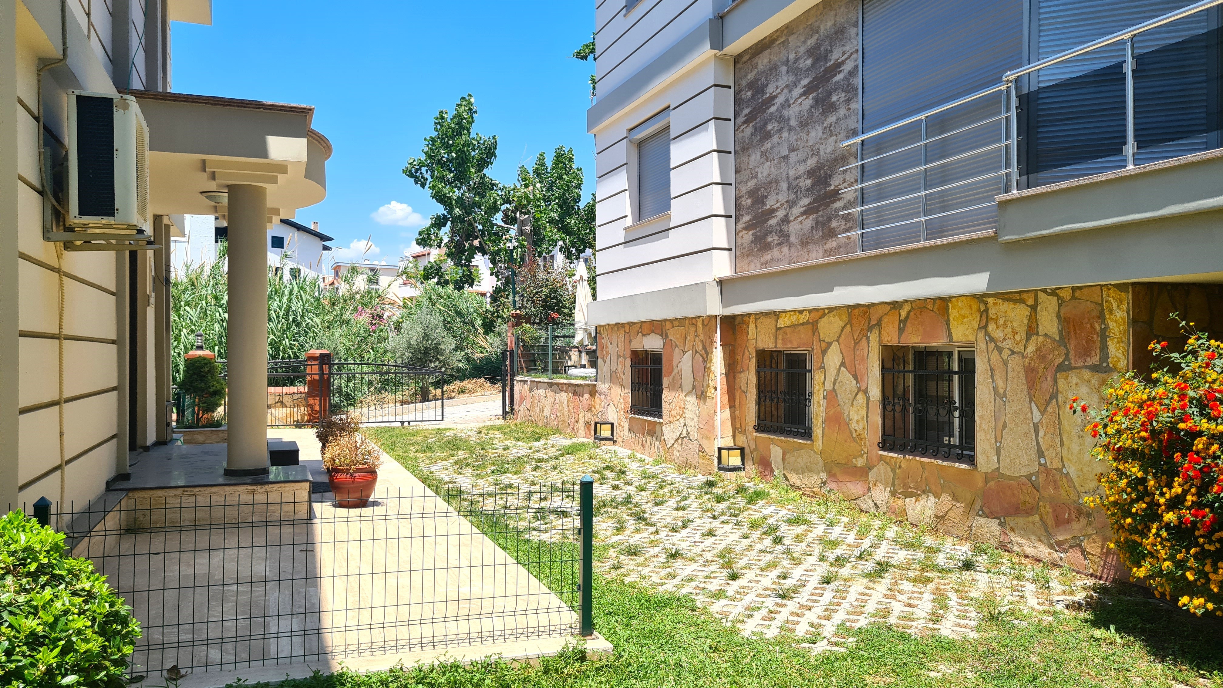 PRIVATE DETACHED VILLA  WITH SEA VIEW IN MARINA AREA