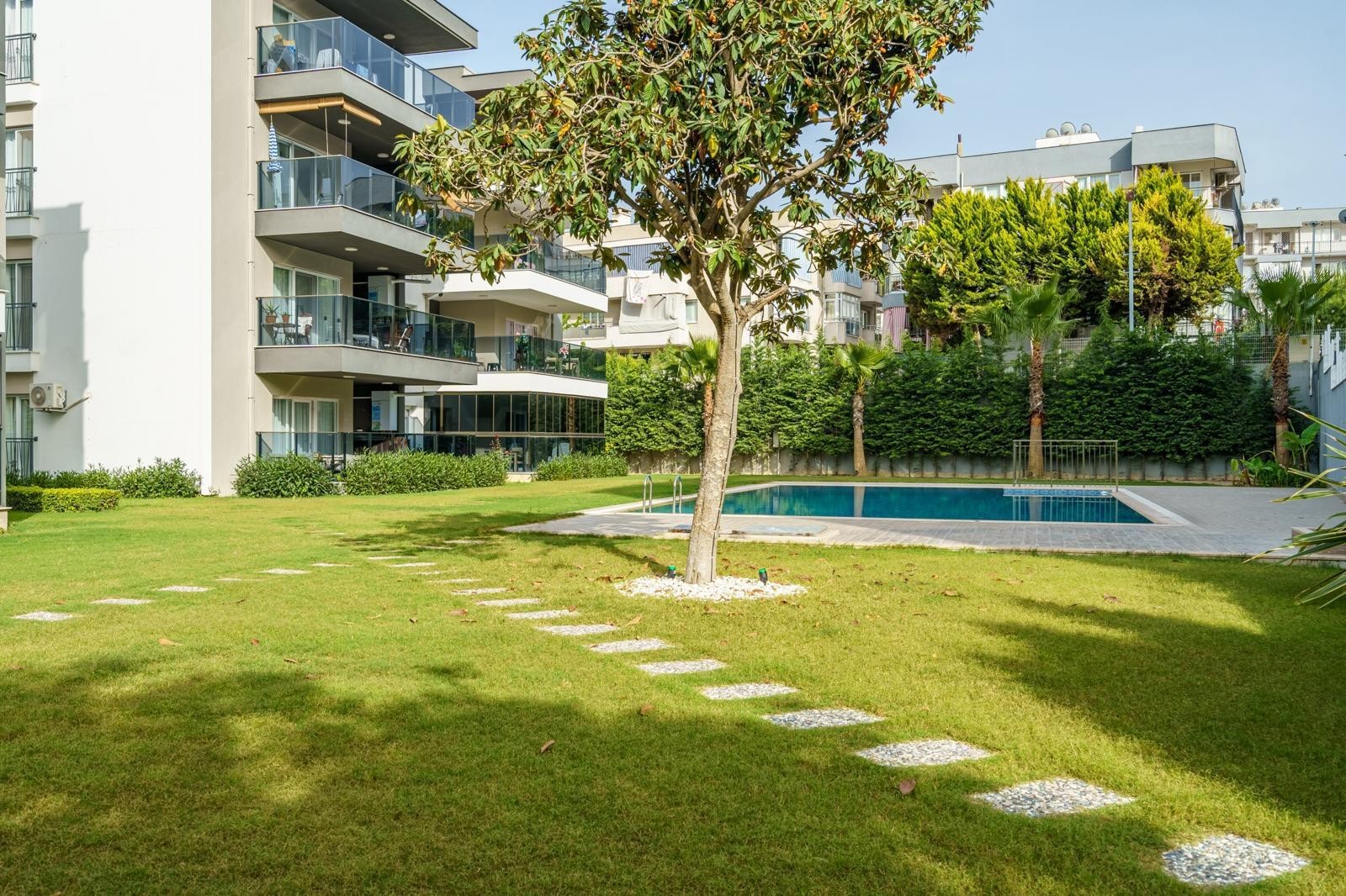 SPECIALLY DESIGNED SPACIOUS 2+1 GARDEN FLOOR