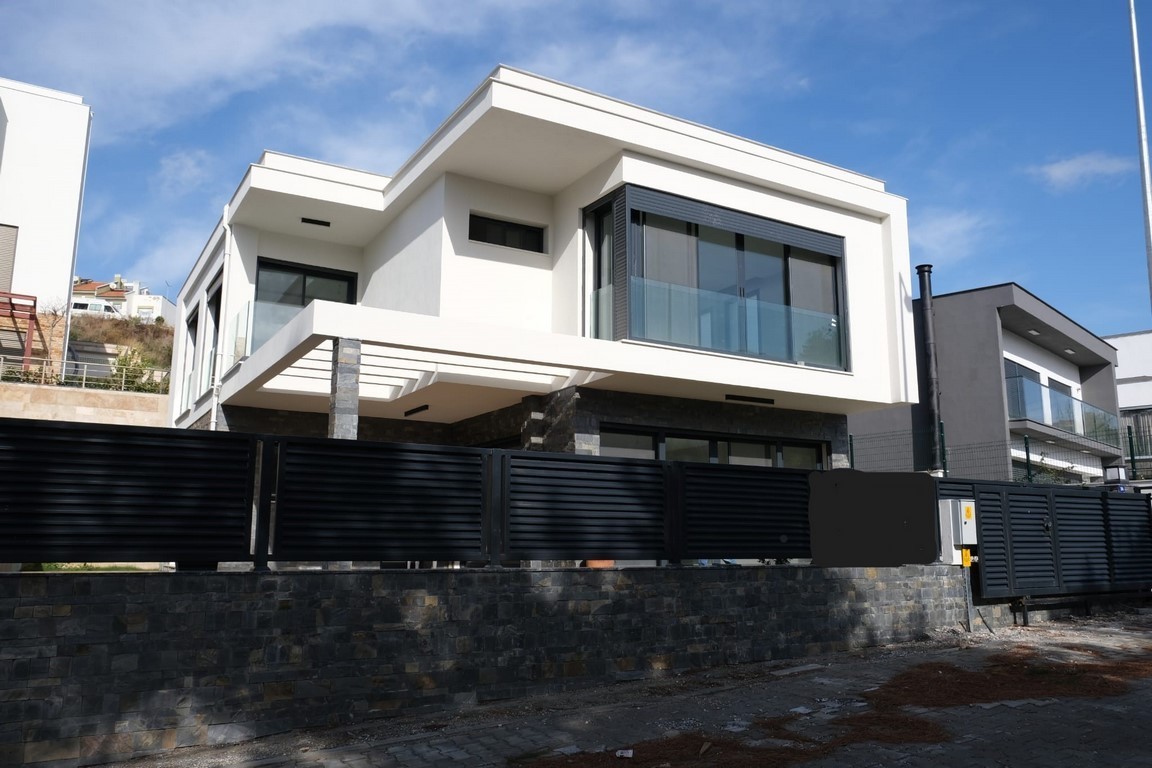 4+1 Villa with Private Pool in Ladies Beach